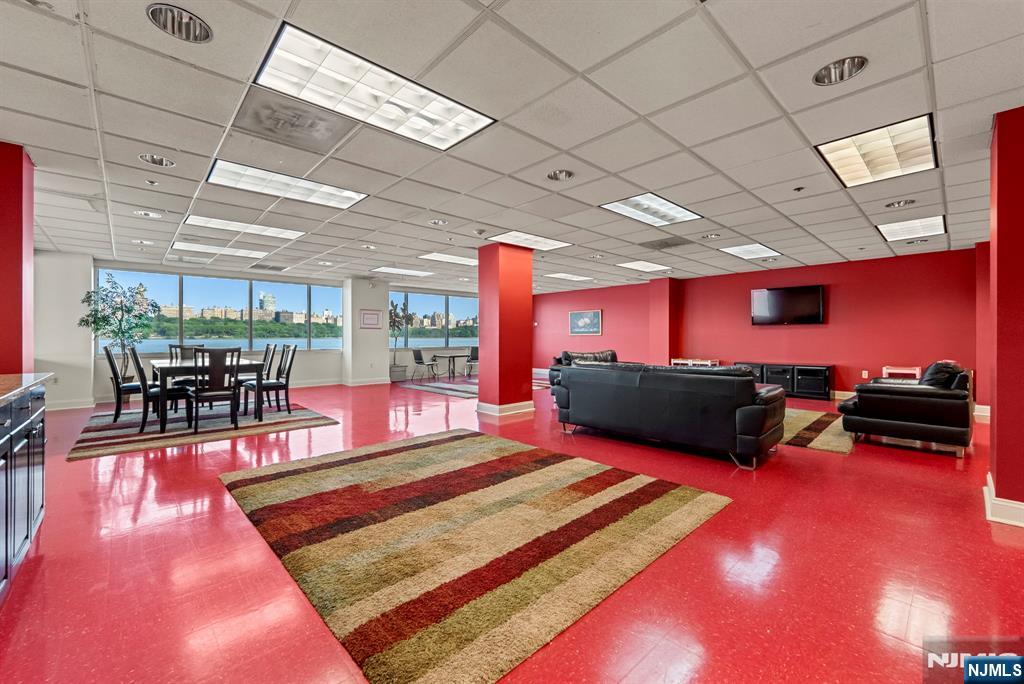 Edgewater, New Jersey, 07020, United States, 2 Bedrooms Bedrooms, ,2 BathroomsBathrooms,Residential,For Sale,1934539
