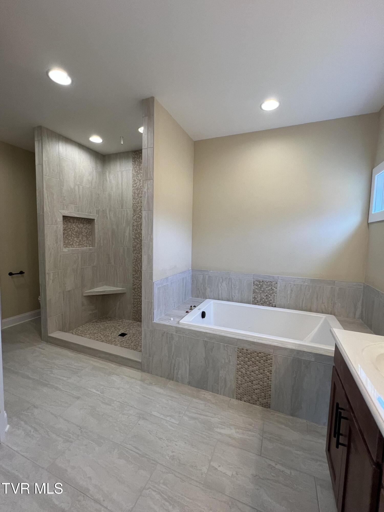 Jonesborough, Tennessee, 37659, United States, 3 Bedrooms Bedrooms, ,2 BathroomsBathrooms,Residential,For Sale,2008840