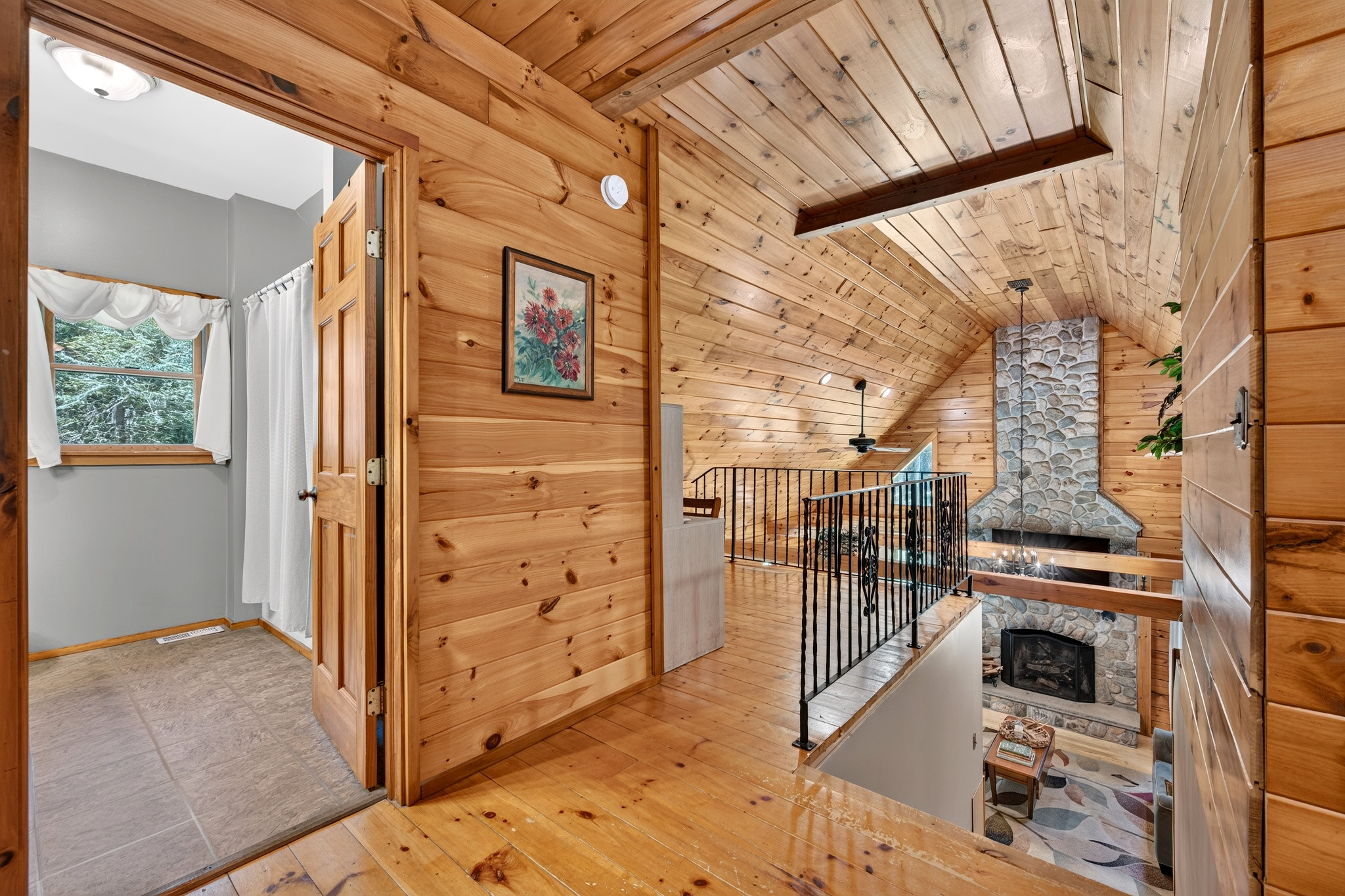  Tucked within four private, tranquil acres, this charming rustic log home offers - 物件實景
