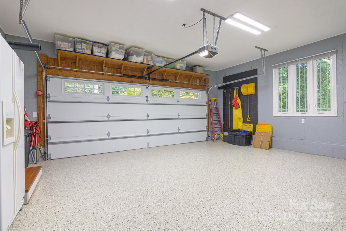 Hendersonville, North Carolina, 28792, United States, 3 Bedrooms Bedrooms, ,3 BathroomsBathrooms,Residential,For Sale,1942631