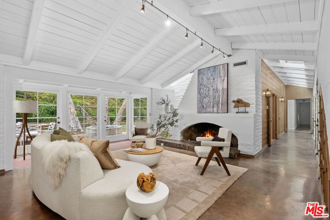 Los Angeles, California, 90049, United States, 4 Bedrooms Bedrooms, ,4 BathroomsBathrooms,Residential,For Sale,1901506