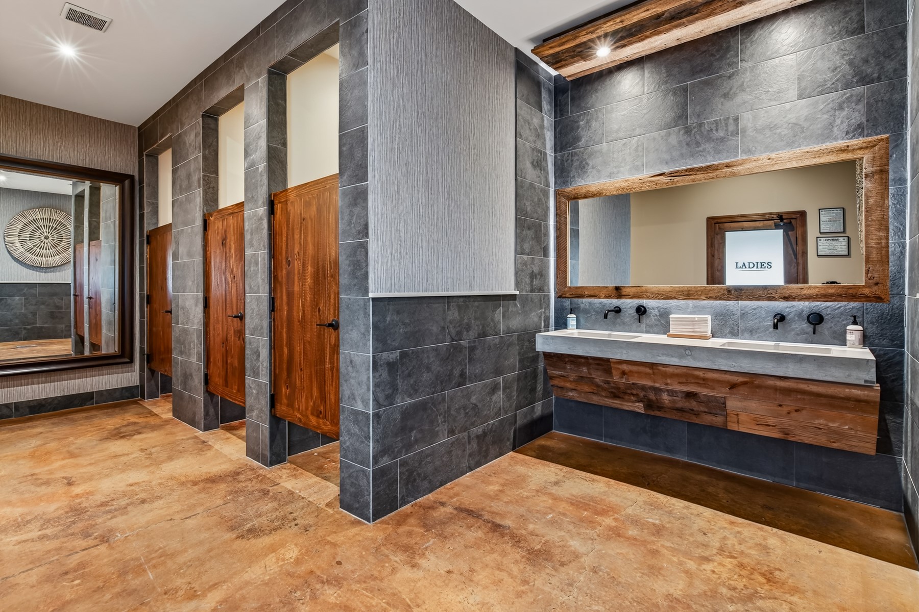  25200 Bernard Road, New Ulm, TX, 78950 - 物件實景