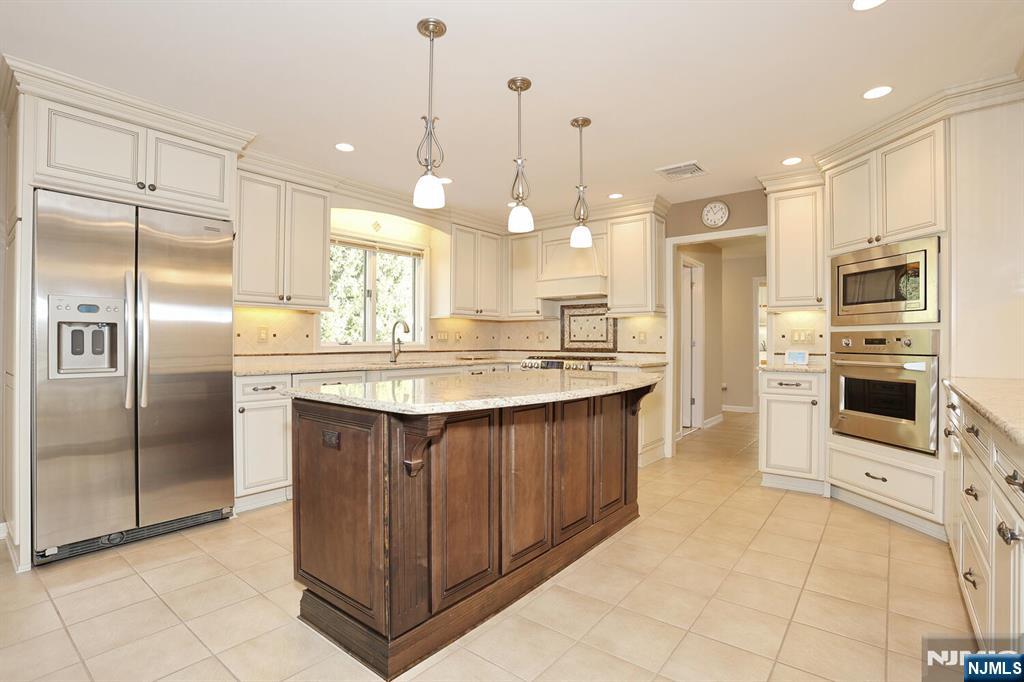 Paramus, New Jersey, 07652, United States, 5 Bedrooms Bedrooms, ,4 BathroomsBathrooms,Residential,For Sale,2001740