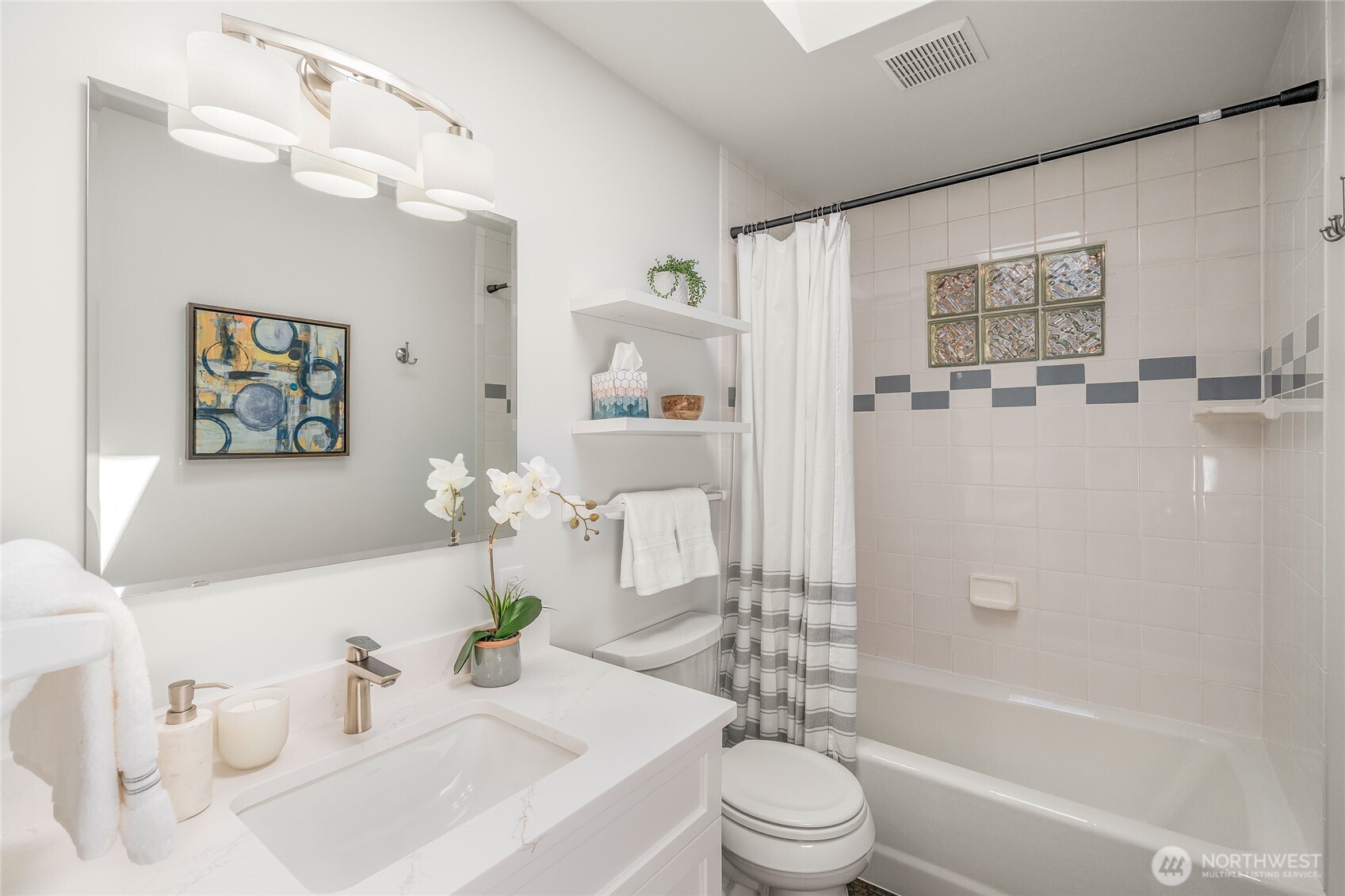 Kirkland, Washington, 98033, United States, 3 Bedrooms Bedrooms, ,2 BathroomsBathrooms,Residential,For Sale,1988237