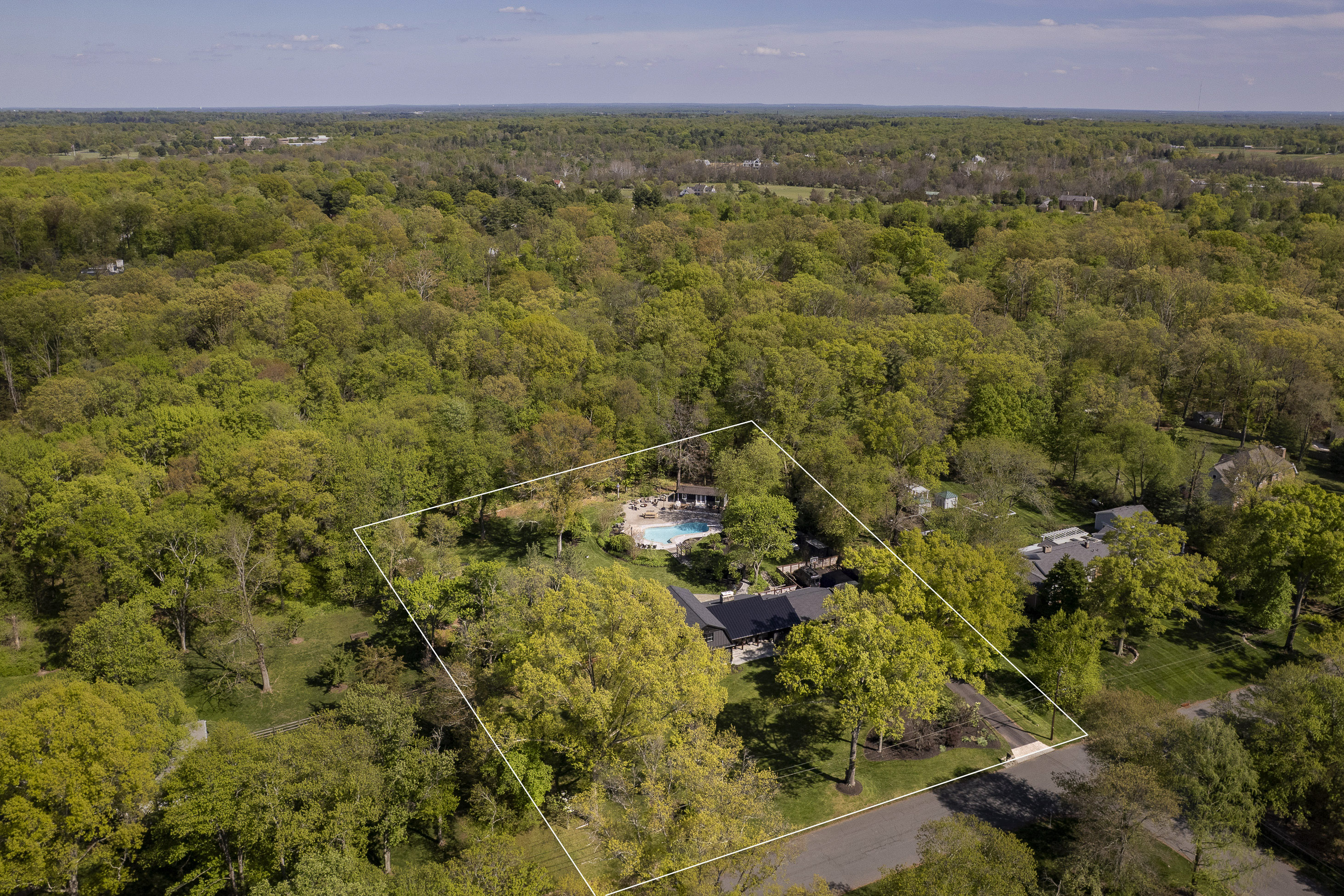  Turnkey Home Featuring Designer Kitchen, New Baths, and Resort-Style Yard - 物件實景
