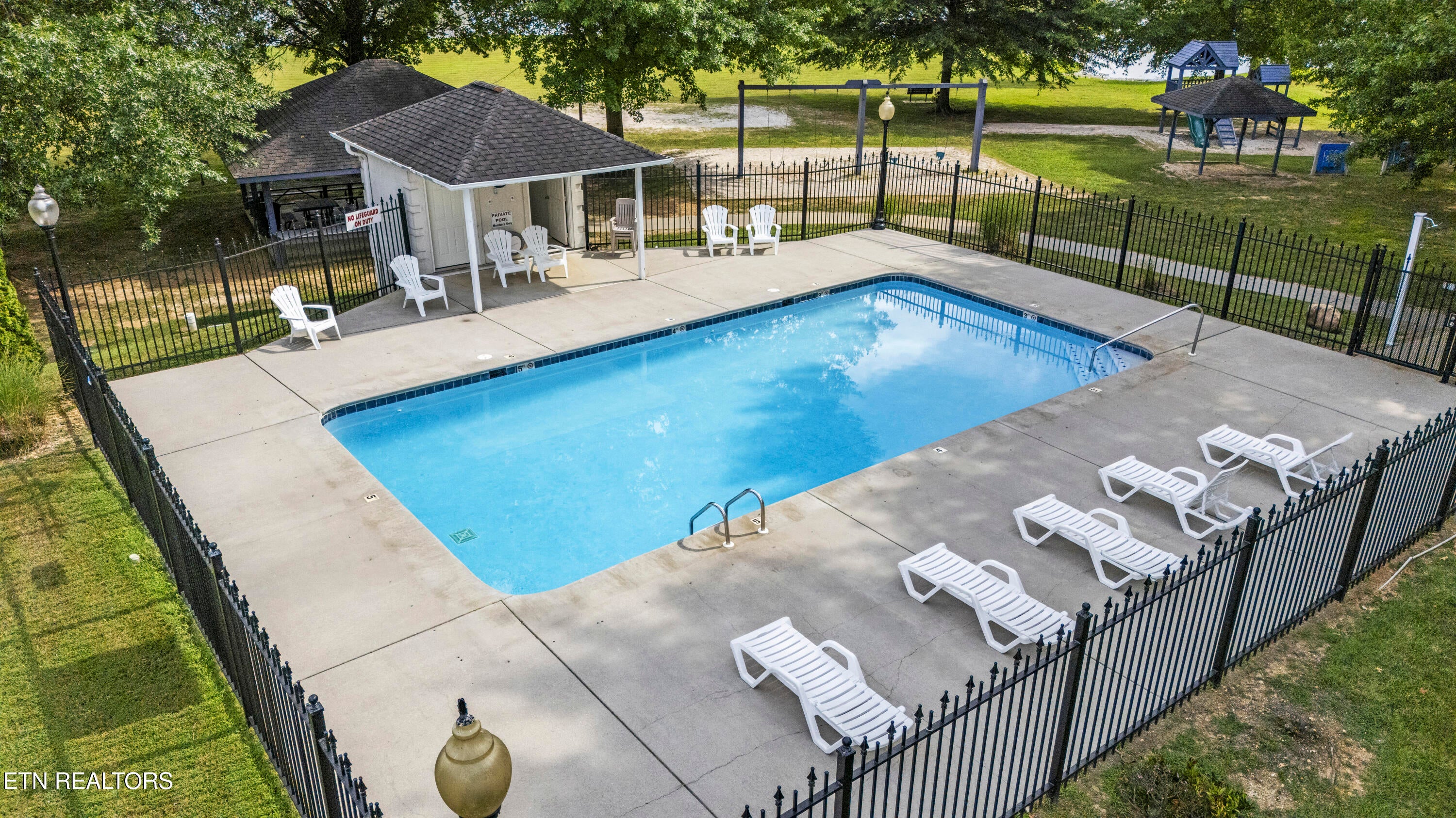 Kingston, Tennessee, 37763, United States, 3 Bedrooms Bedrooms, ,4 BathroomsBathrooms,Residential,For Sale,1885979
