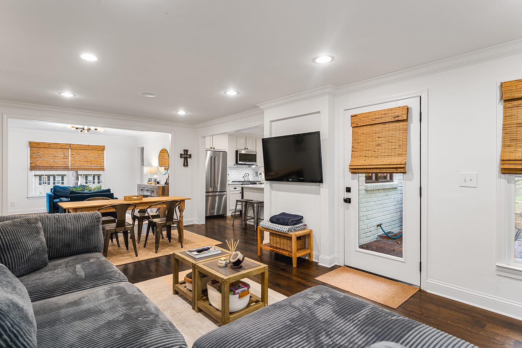  Beautifully Renovated Roswell Home Blends Contemporary Style with Classic Charm - 物件實景