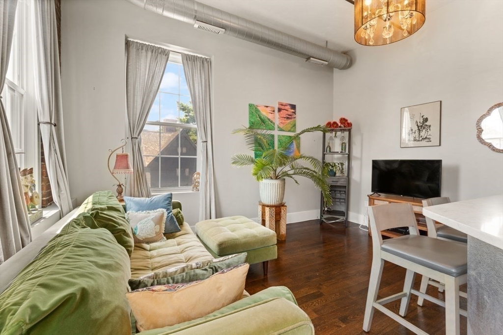 Salem, Massachusetts, 01970, United States, 2 Bedrooms Bedrooms, ,2 BathroomsBathrooms,Residential,For Sale,1896365