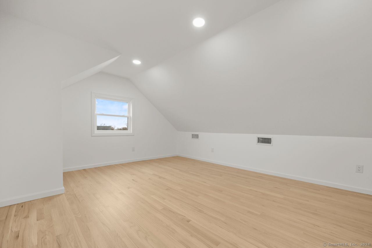 Milford, Connecticut, 06460, United States, 5 Bedrooms Bedrooms, ,3 BathroomsBathrooms,Residential,For Sale,1913239