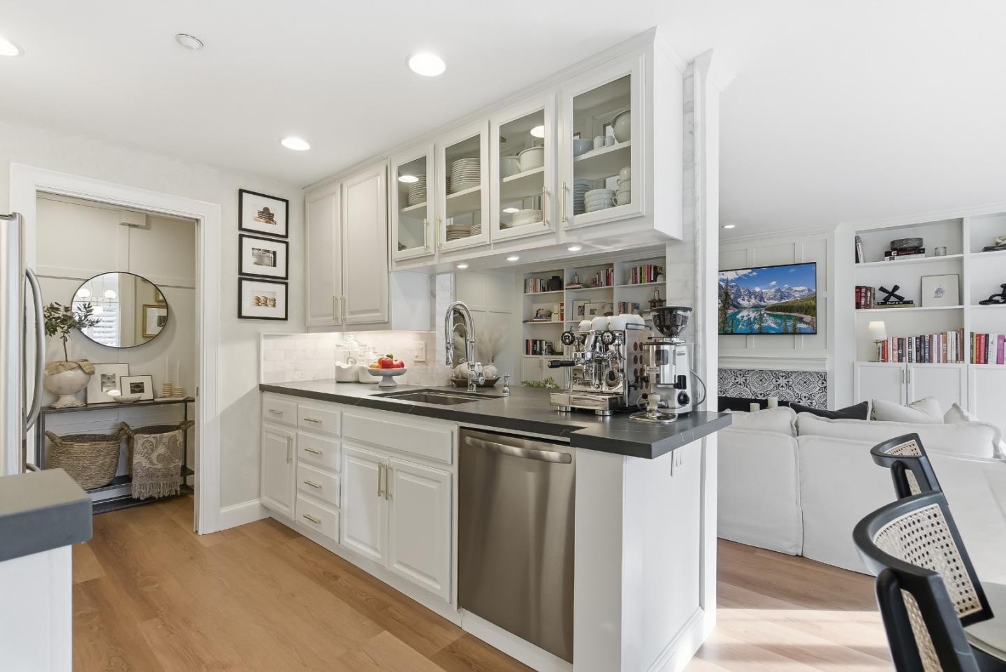 Menlo Park, California, 94025, United States, 1 Bedroom Bedrooms, ,1 BathroomBathrooms,Residential,For Sale,1992903