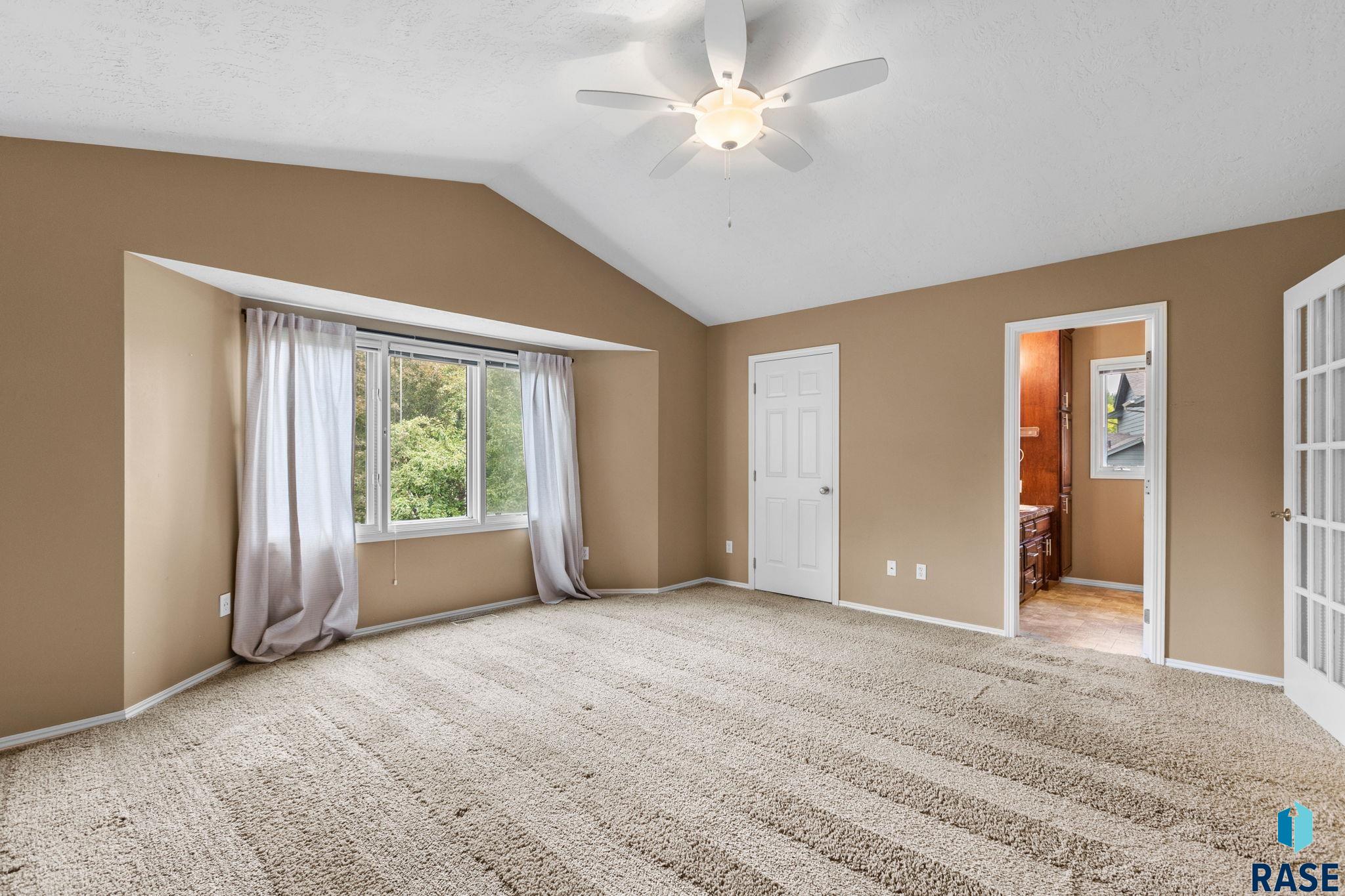 Sioux Falls, South Dakota, 57103, United States, 5 Bedrooms Bedrooms, ,2 BathroomsBathrooms,Residential,For Sale,1908912