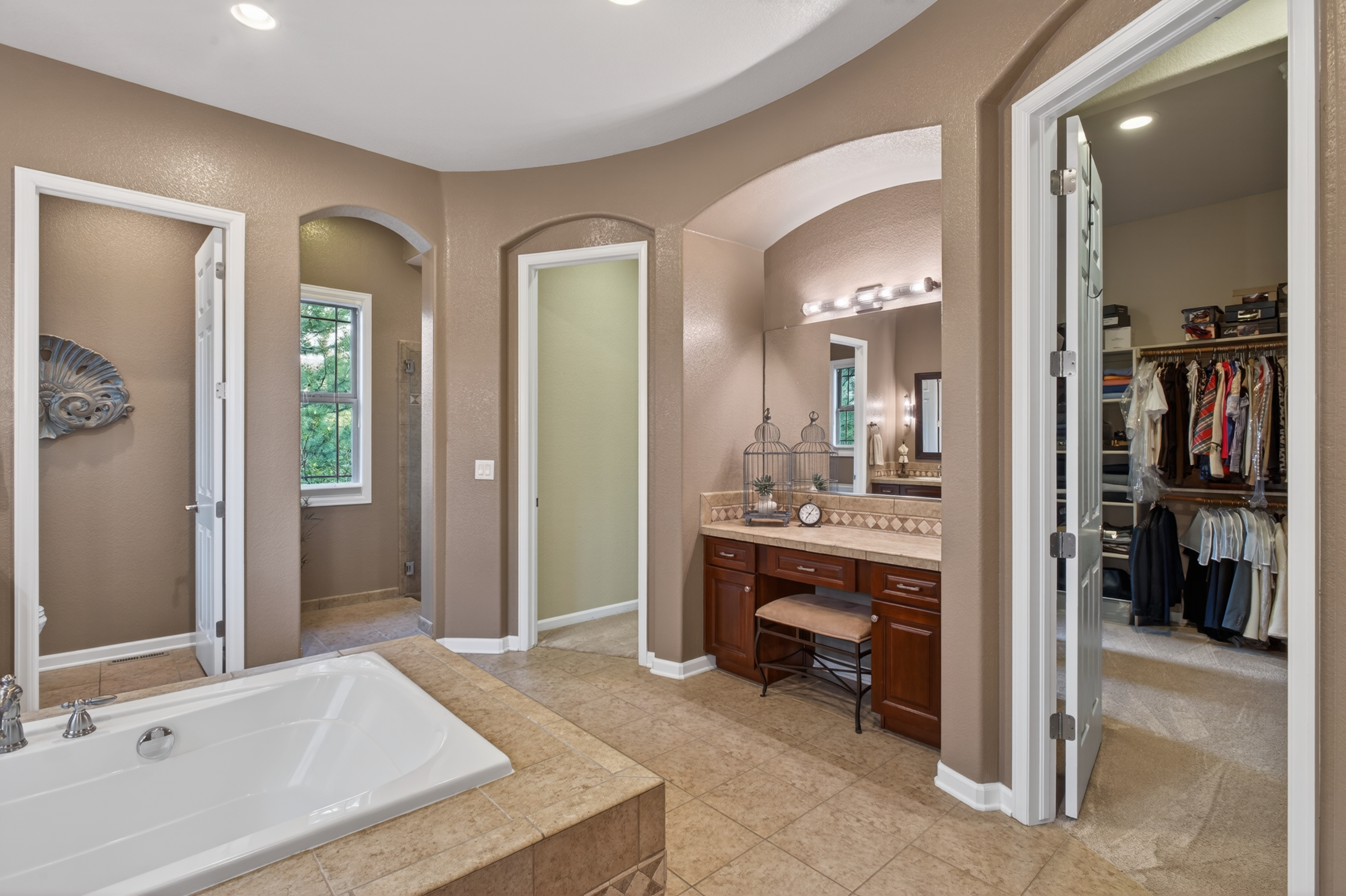  Cul-de-Sac Gem in Gated CPV: Gourmet Kitchen & Main-Level Primary Suite - 物件實景