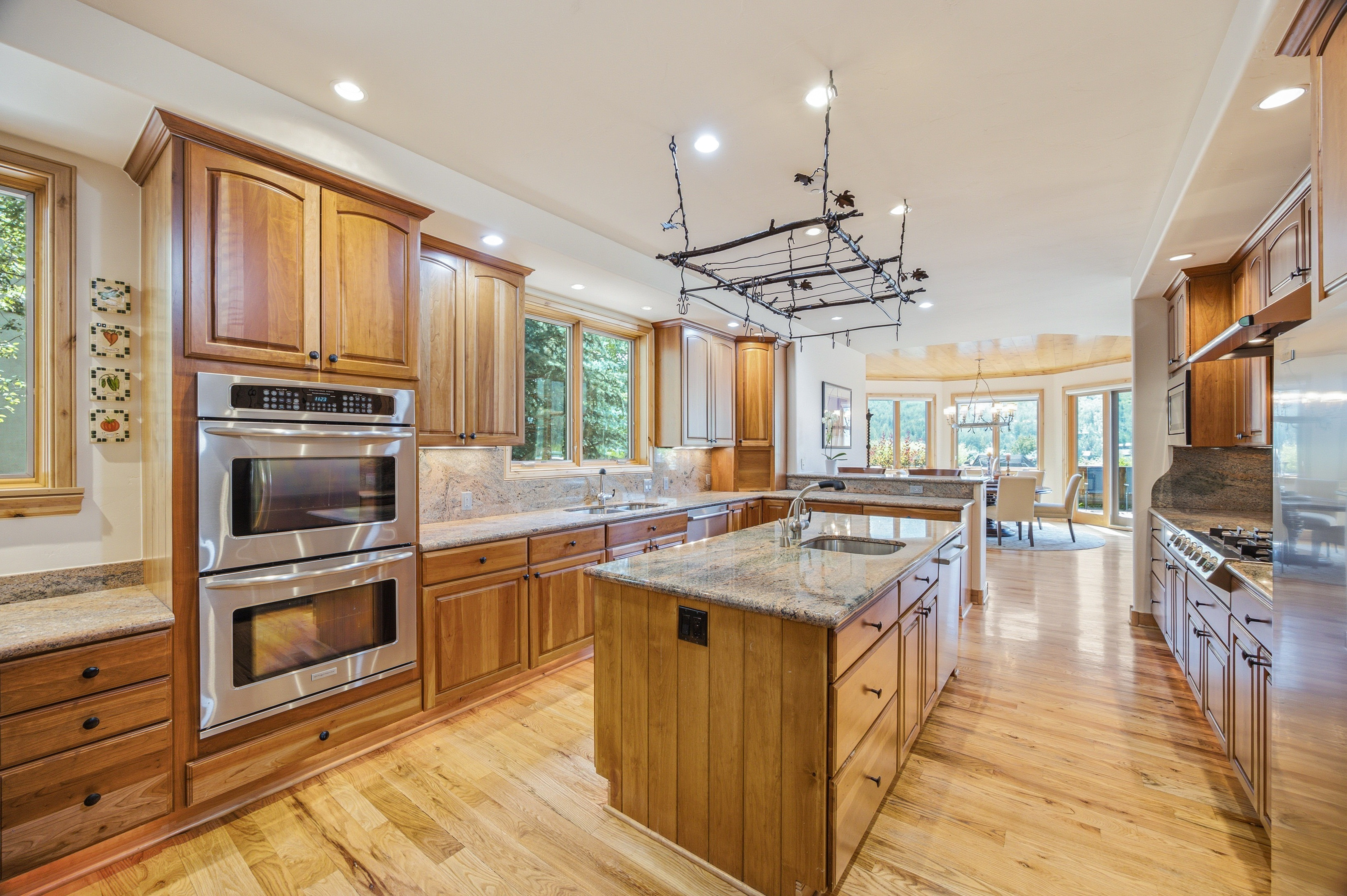  Custom-built, Single-family Home in the Exclusive Grand Traverse Neighborhood - 物件實景