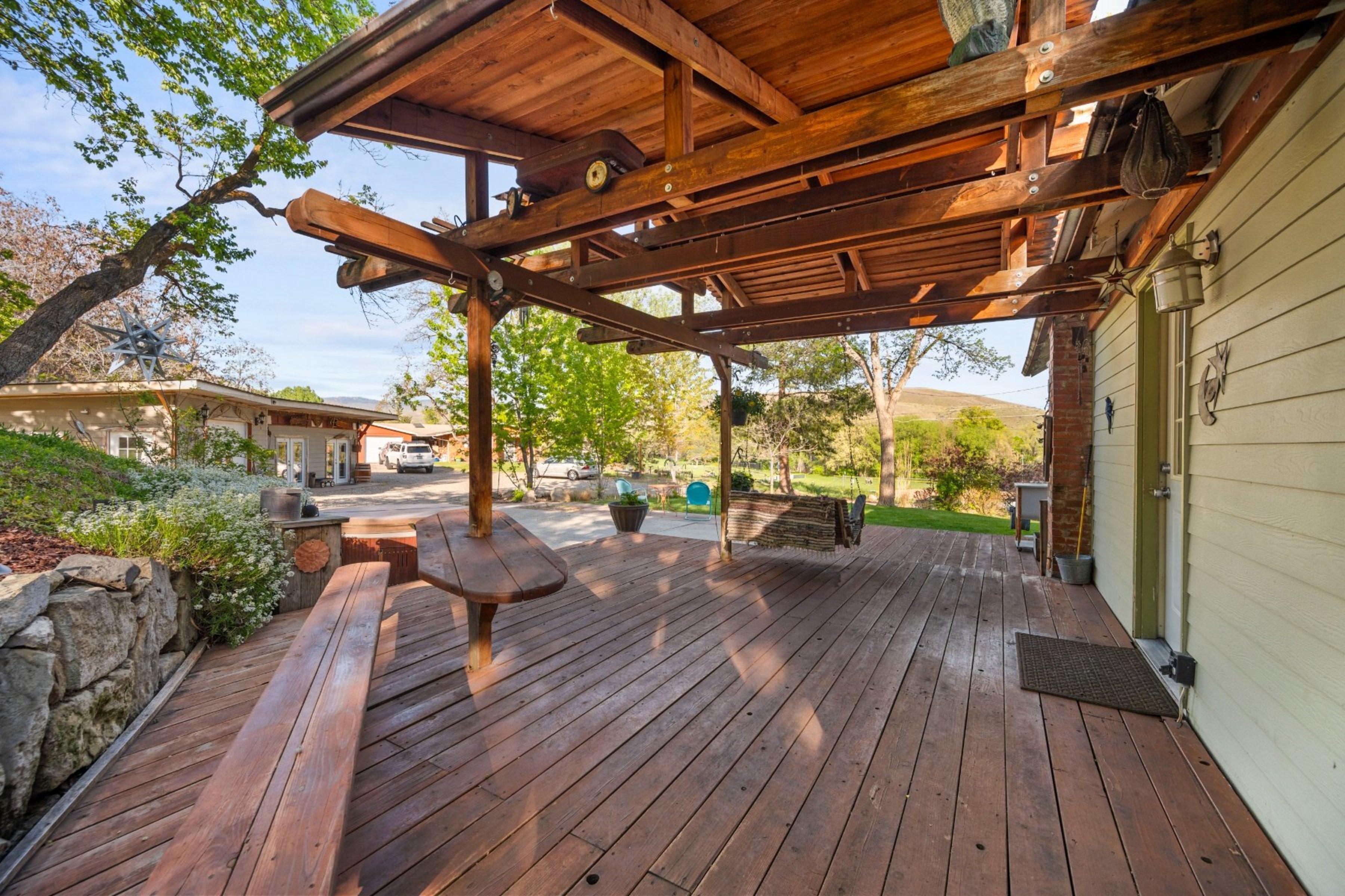  Opportunity to Subdivide - Build Homes With a City & Foothills View - 物件實景