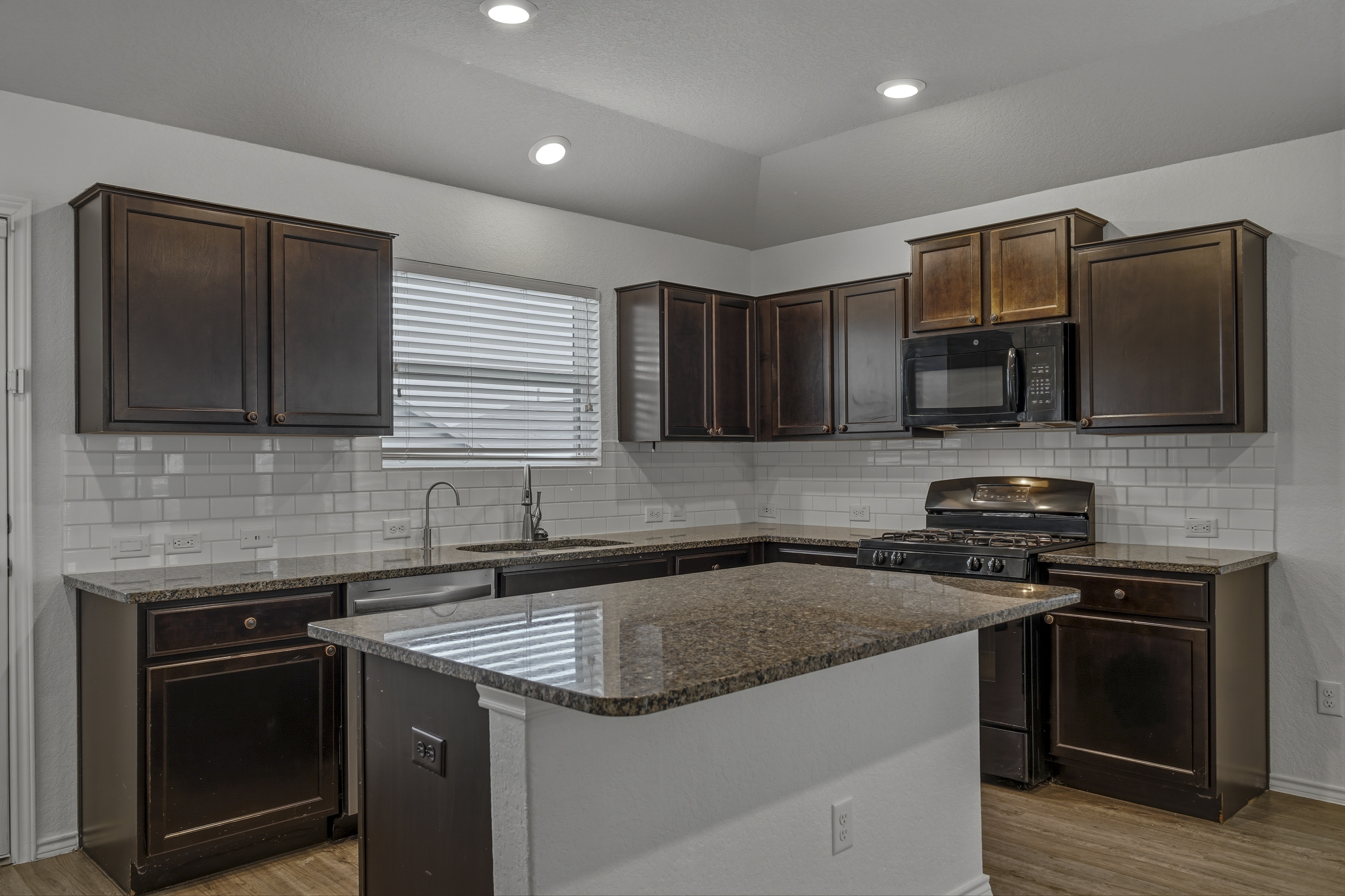  Beautifully Updated With Open Concept - 物件實景