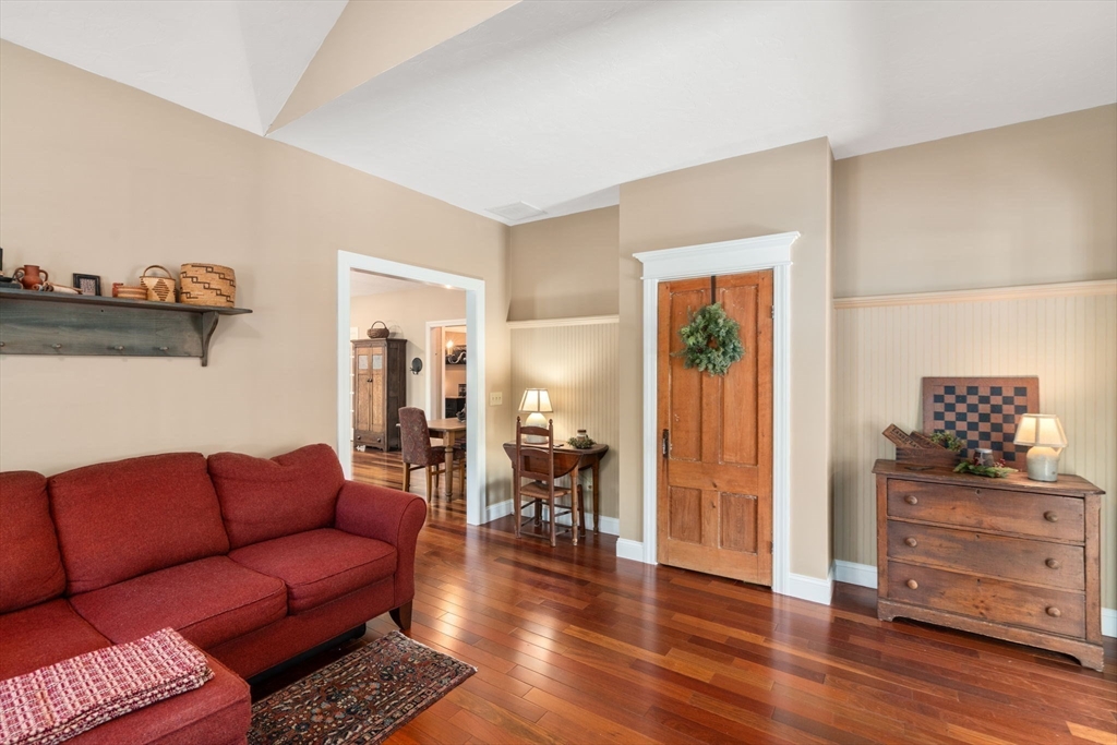 Uxbridge, Massachusetts, 01569, United States, 2 Bedrooms Bedrooms, ,2 BathroomsBathrooms,Residential,For Sale,2006333