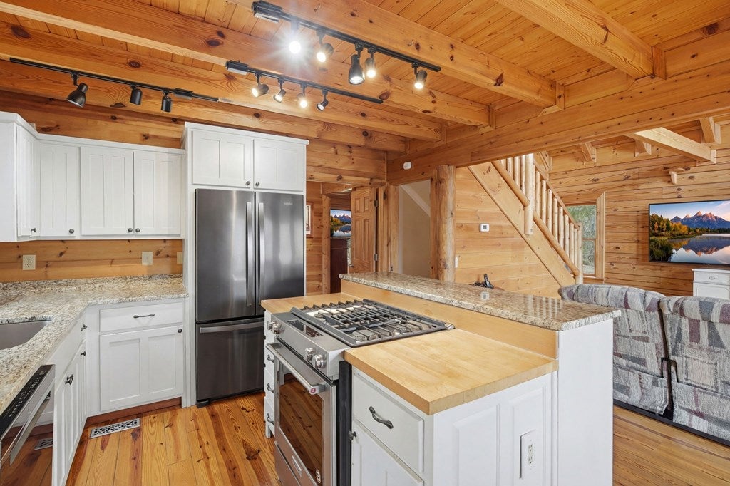 Ellijay, Georgia, 30536, United States, 2 Bedrooms Bedrooms, ,3 BathroomsBathrooms,Residential,For Sale,2034999