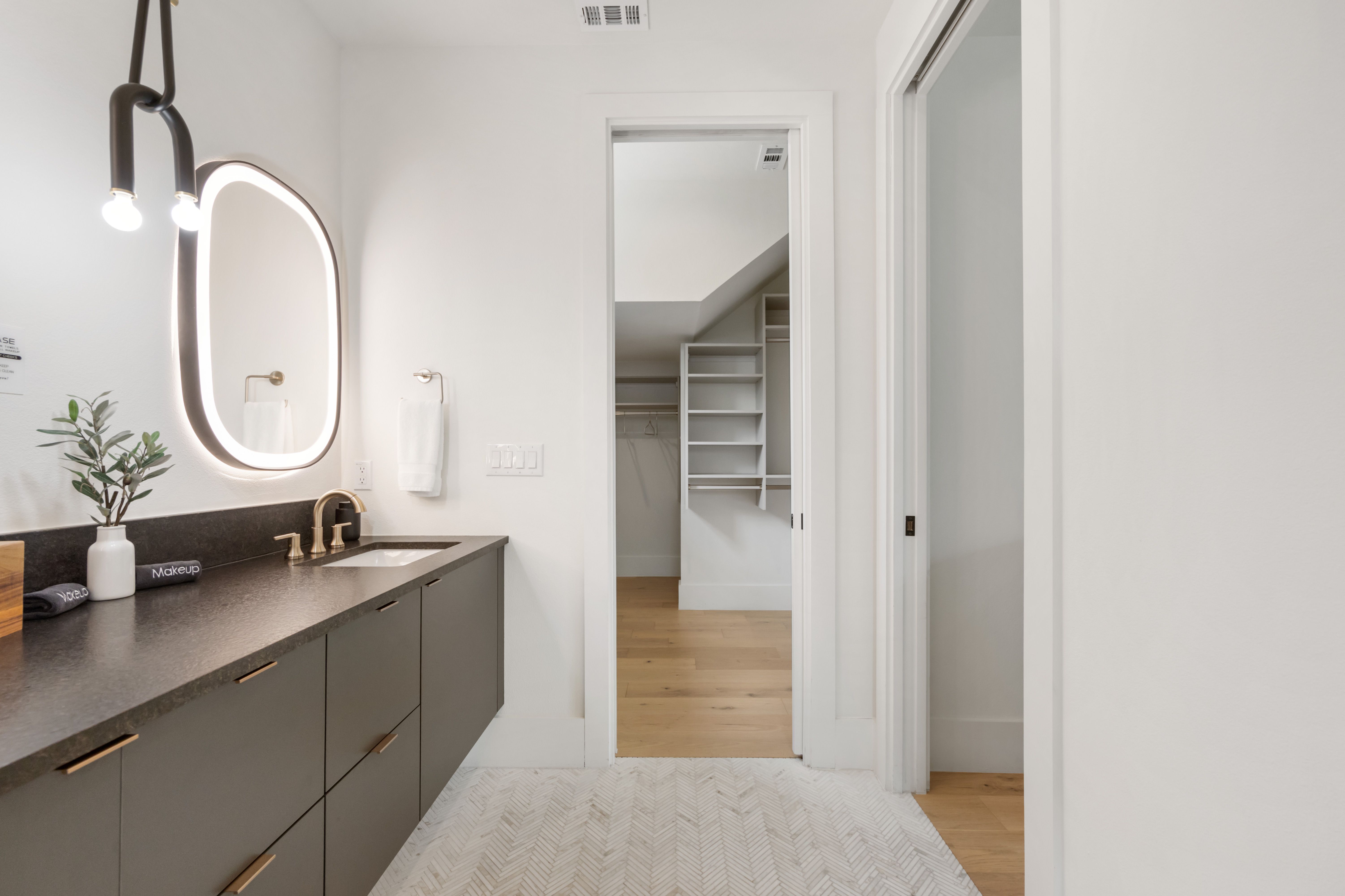  Striking Cobalt Design Home - 物件實景