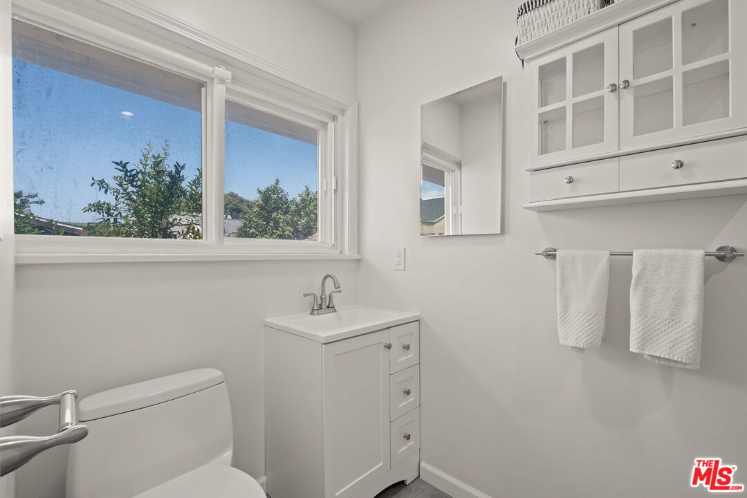 Inglewood, California, 90301, United States, 4 Bedrooms Bedrooms, ,Residential,For Sale,1993499