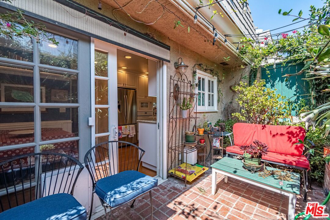 Los Angeles, California, 90004, United States, 2 Bedrooms Bedrooms, ,3 BathroomsBathrooms,Residential,For Sale,1940175