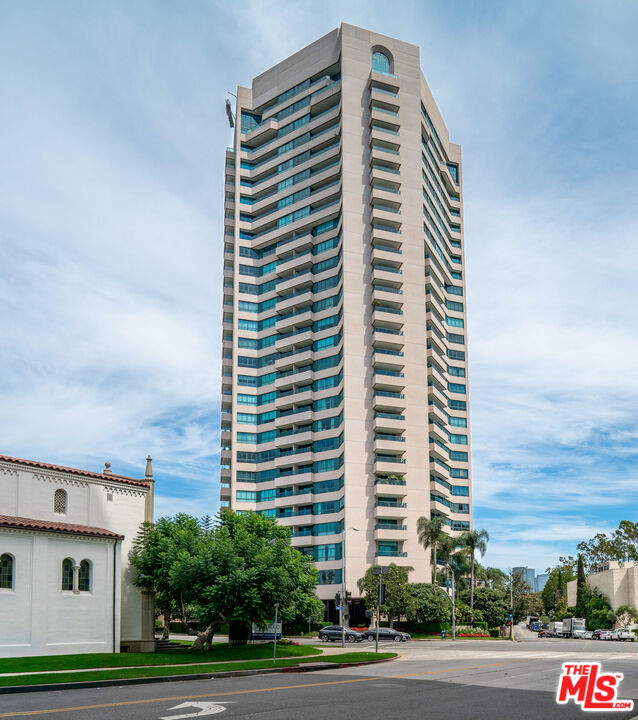 Los Angeles, California, 90024, United States, 2 Bedrooms Bedrooms, ,3 BathroomsBathrooms,Residential,For Sale,1932813