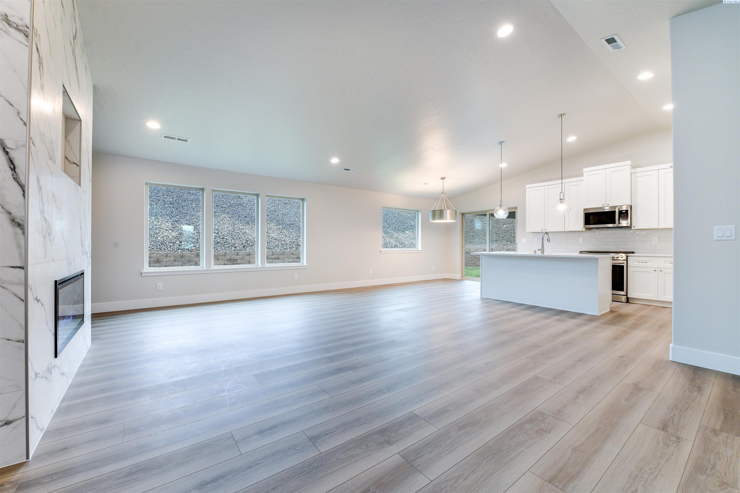 Kennewick, Washington, 99338, United States, 4 Bedrooms Bedrooms, ,1 BathroomBathrooms,Residential,For Sale,1933332