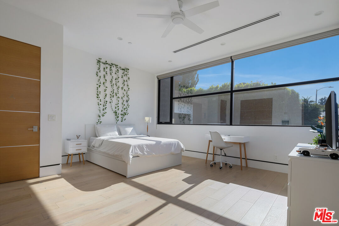 Los Angeles, California, 90049, United States, 4 Bedrooms Bedrooms, ,5 BathroomsBathrooms,Residential,For Sale,1862276