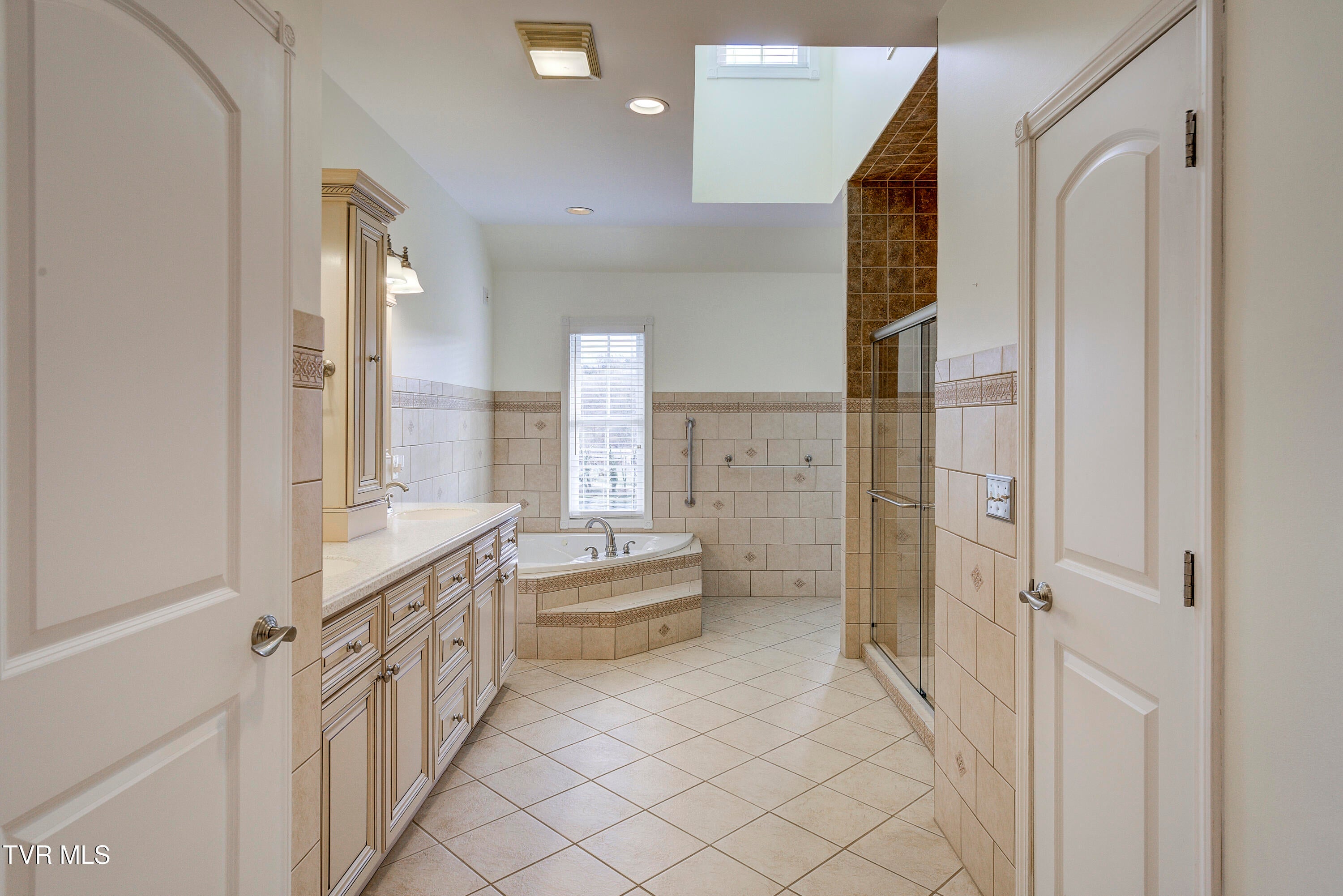 Bristol, Tennessee, 37620, United States, 4 Bedrooms Bedrooms, ,4 BathroomsBathrooms,Residential,For Sale,2001712