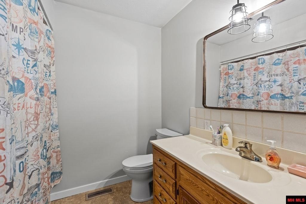 Gainesville, Missouri, 65655, United States, 4 Bedrooms Bedrooms, ,3 BathroomsBathrooms,Residential,For Sale,1979779