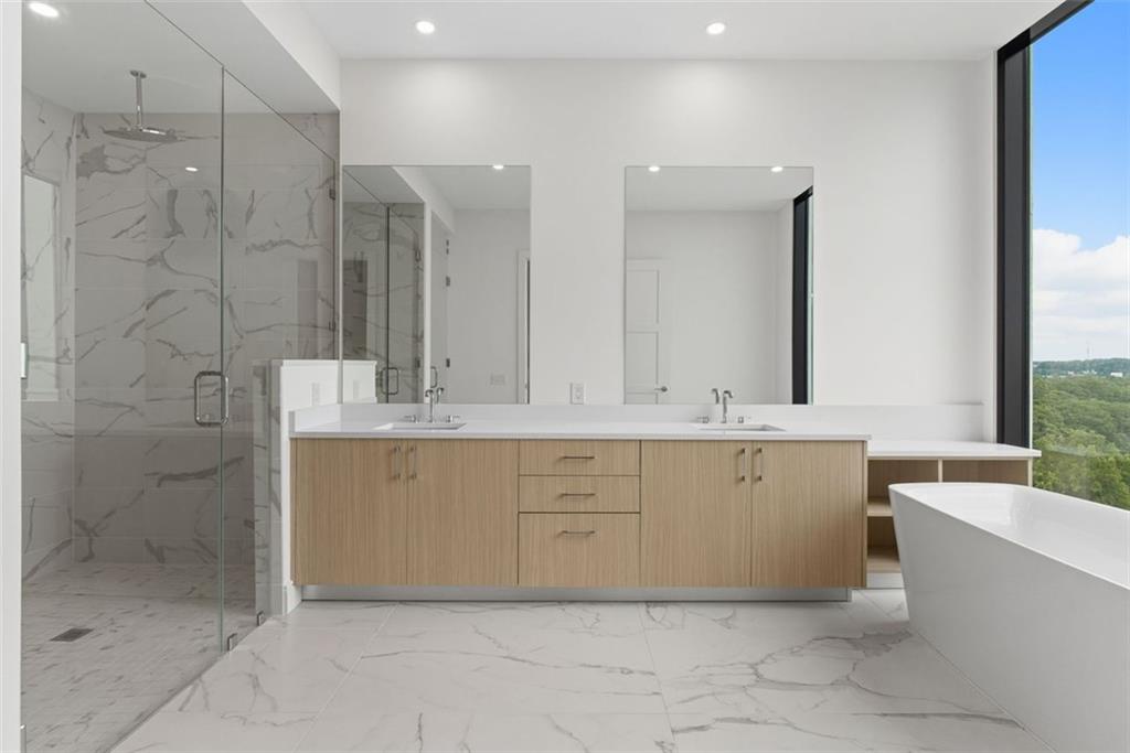 Atlanta, Georgia, 30305, United States, 2 Bedrooms Bedrooms, ,3 BathroomsBathrooms,Residential,For Sale,1979191