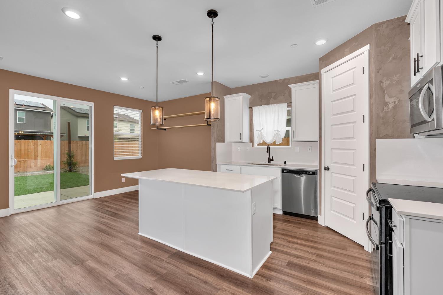 Los Banos, California, 93635, United States, 4 Bedrooms Bedrooms, ,2 BathroomsBathrooms,Residential,For Sale,2005631