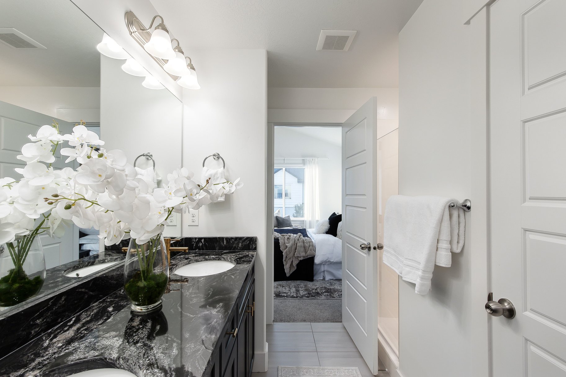  Stylish End-Unit Townhome - 物件實景