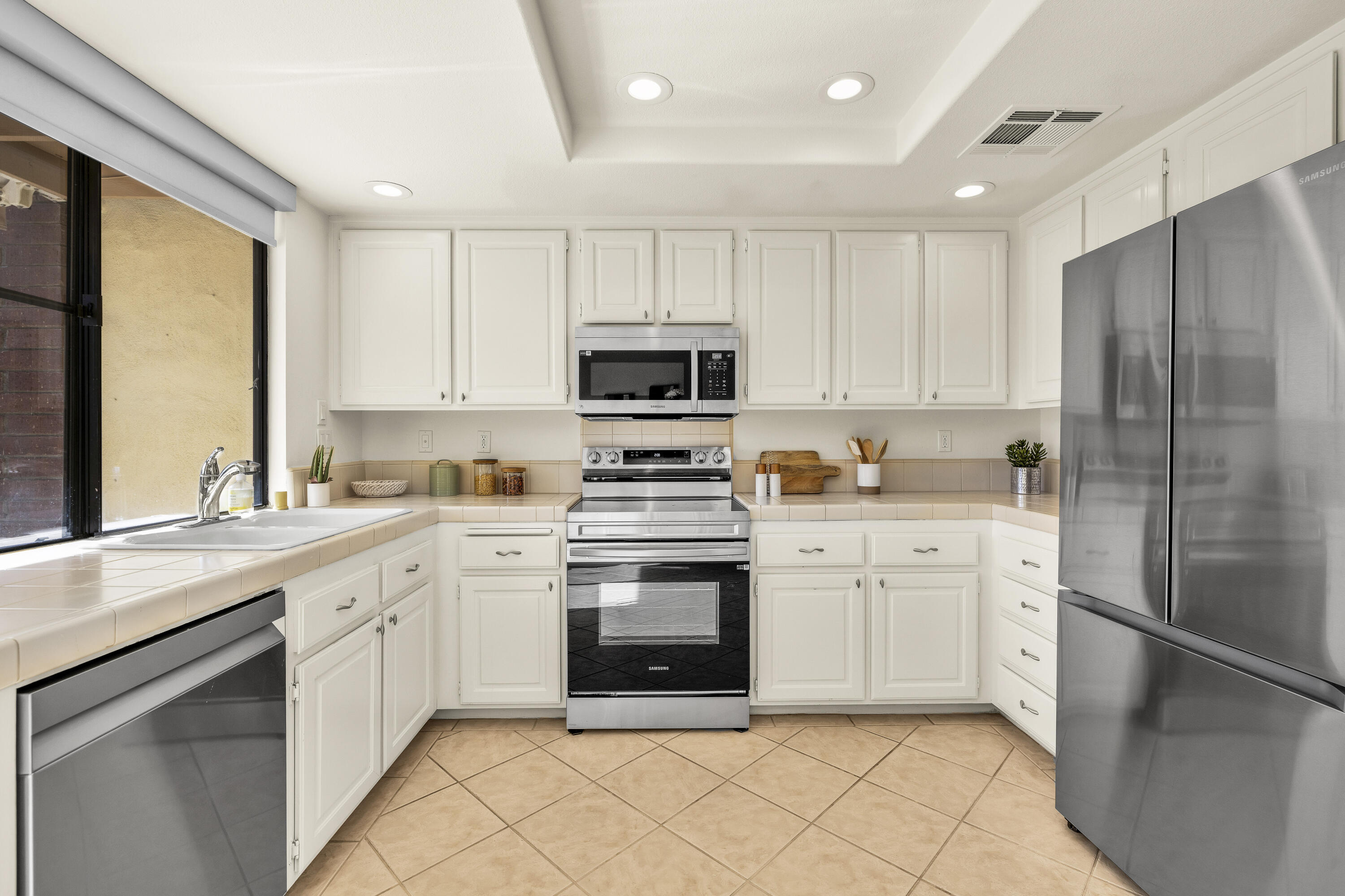 Palm Desert, California, 92260, United States, 2 Bedrooms Bedrooms, ,2 BathroomsBathrooms,Residential,For Sale,1987933