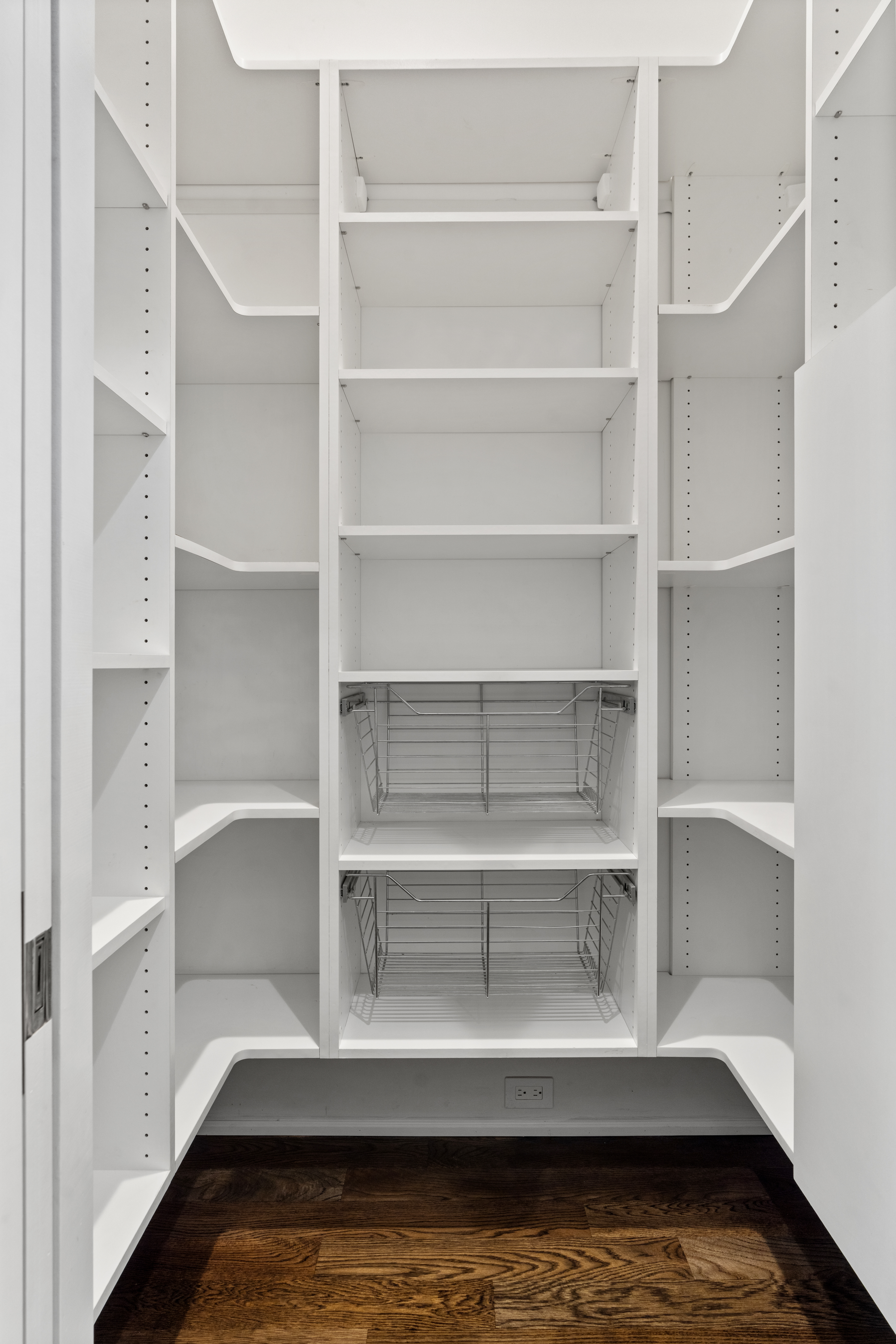  A Rare Opportunity to Own a 5,245-Square-Foot Single-Family Home - 物件實景