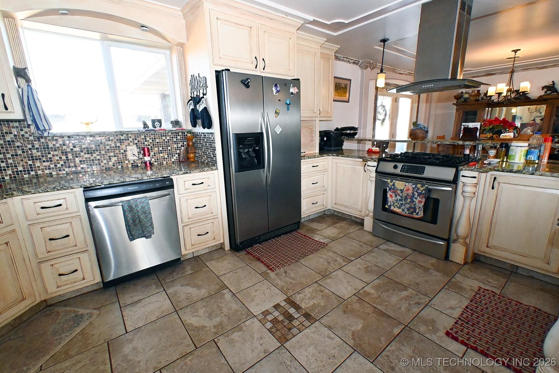 Sallisaw, Oklahoma, 74955, United States, 6 Bedrooms Bedrooms, ,4 BathroomsBathrooms,Residential,For Sale,2009244