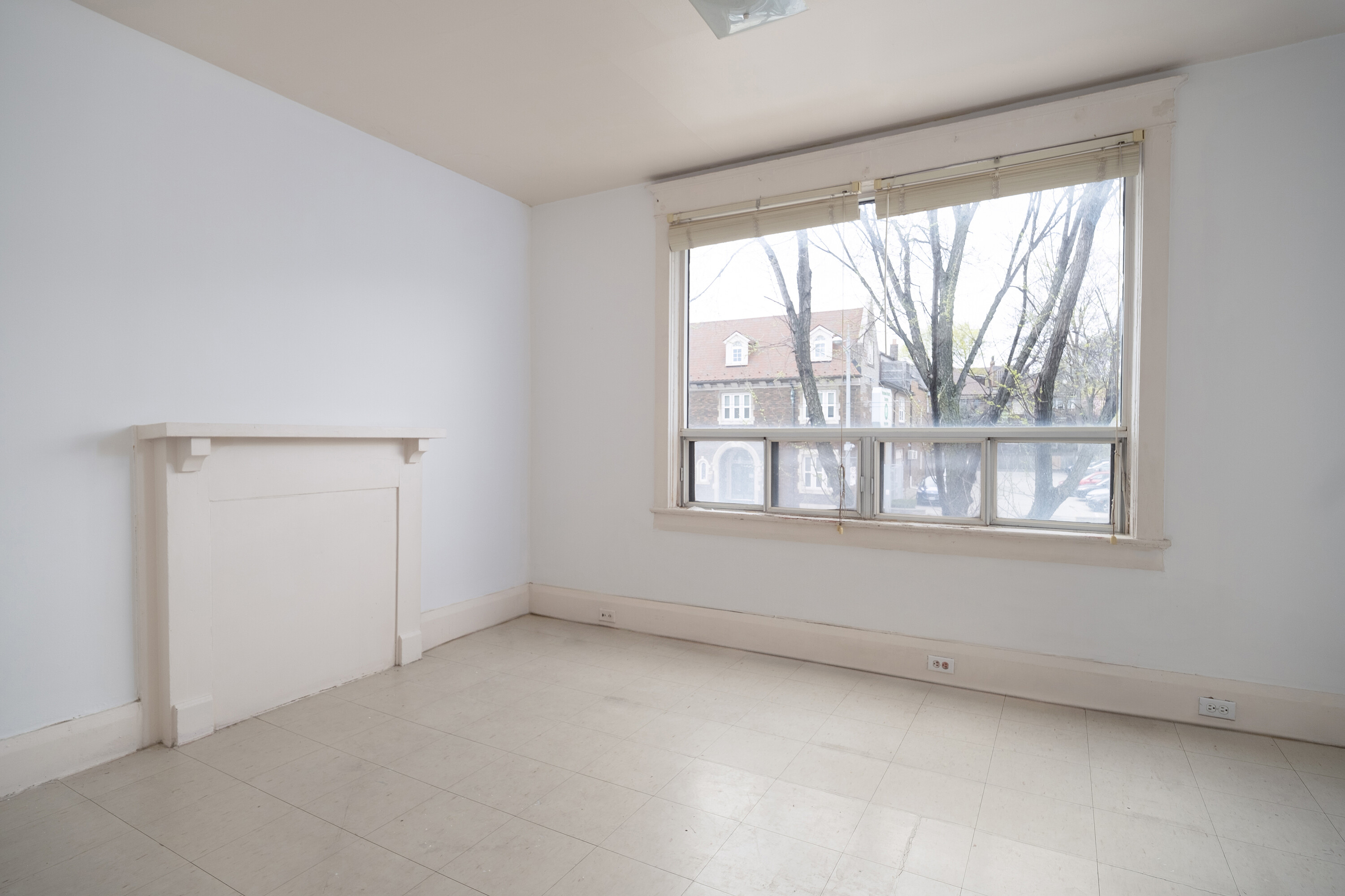  641 St Clair Ave W - 物件實景