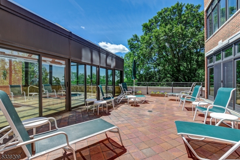 Maplewood Twp., New Jersey, 07040, United States, 2 Bedrooms Bedrooms, ,3 BathroomsBathrooms,Residential,For Sale,1913781