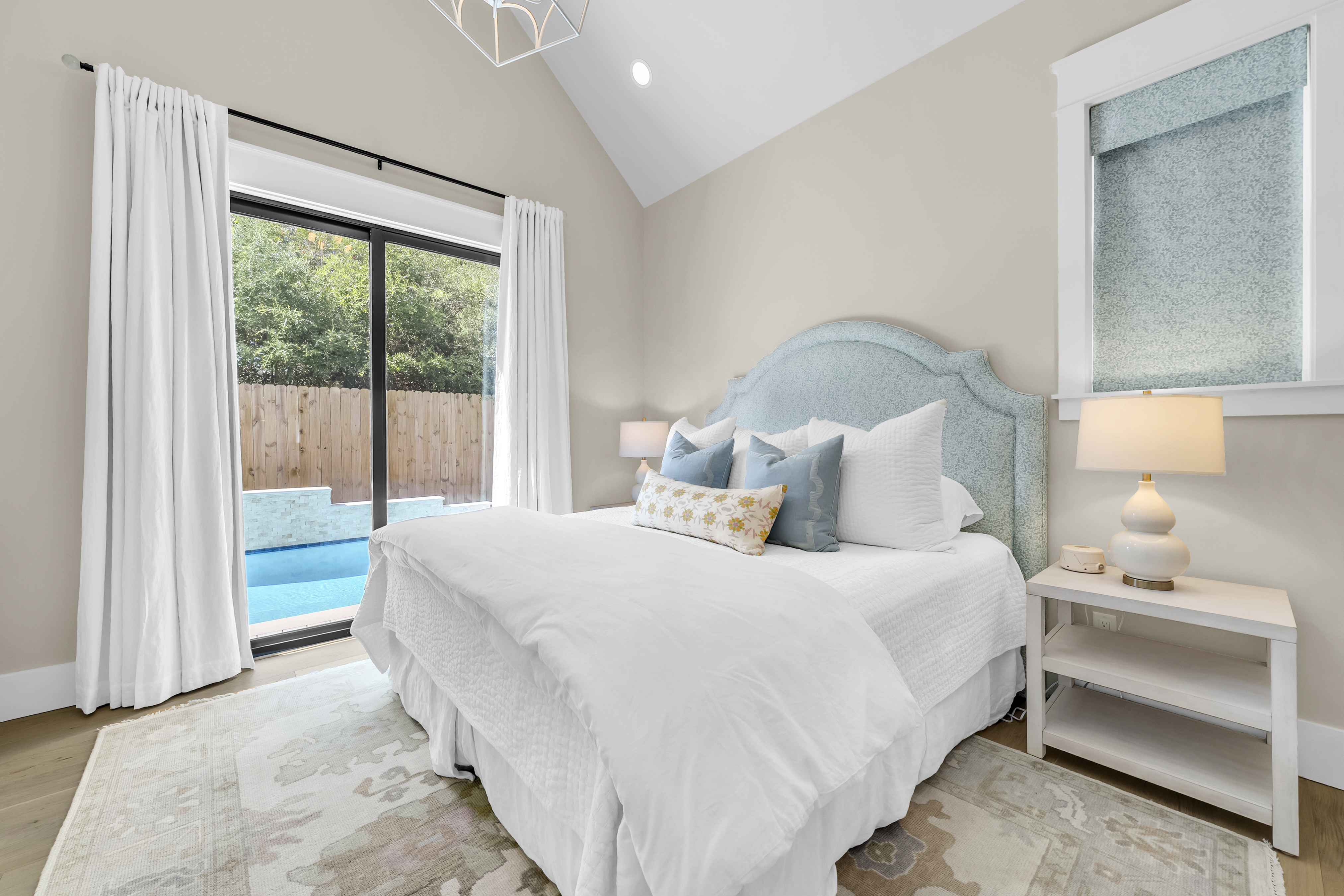  Custom Coastal Home With Private Pool And Expansive Outdoor Living - 物件實景