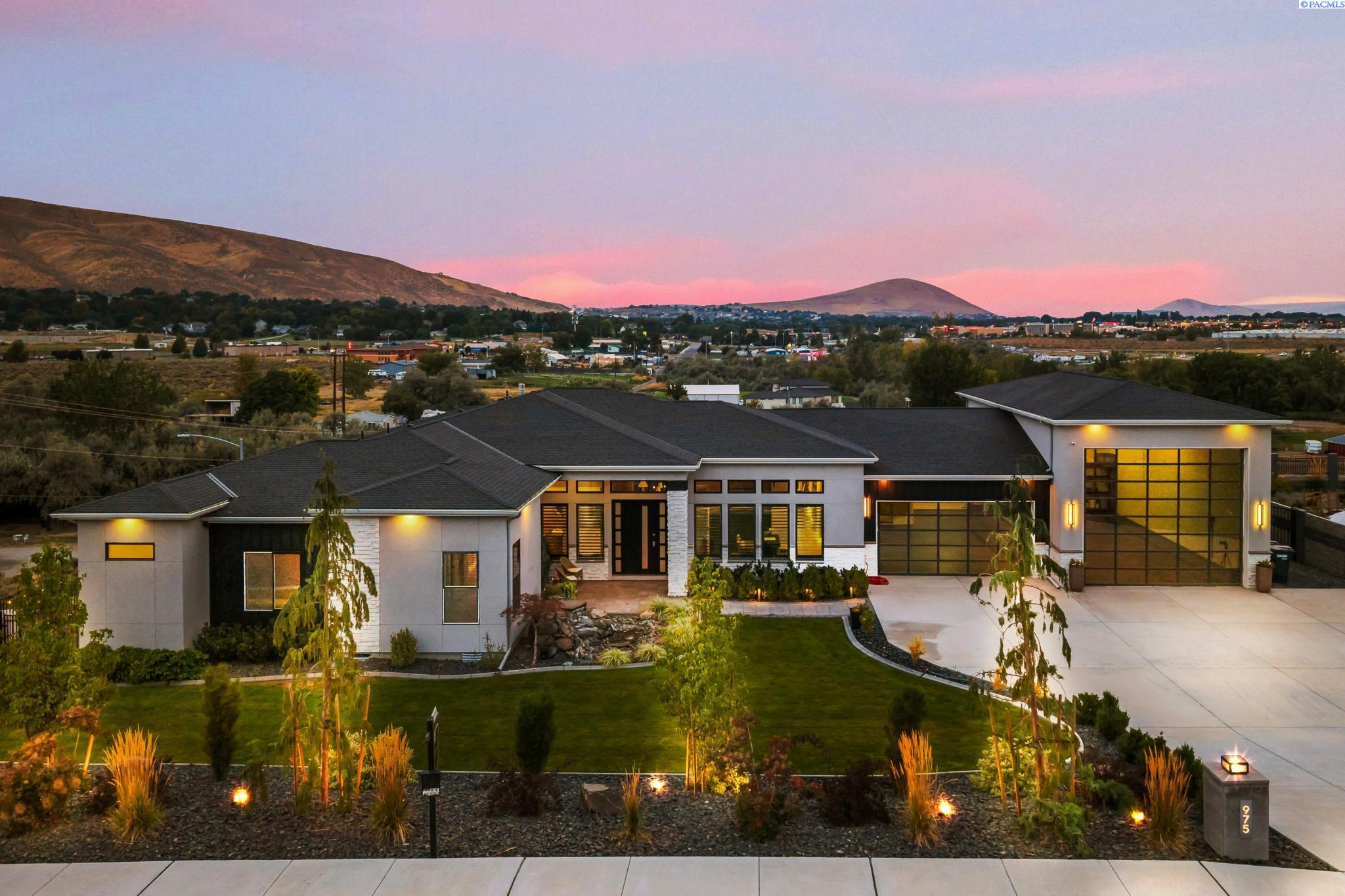 Richland, Washington, 99352, United States, 4 Bedrooms Bedrooms, ,4 BathroomsBathrooms,Residential,For Sale,1943884