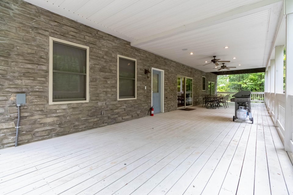 Burnside, Kentucky, 42519, United States, 5 Bedrooms Bedrooms, ,4 BathroomsBathrooms,Residential,For Sale,1978974