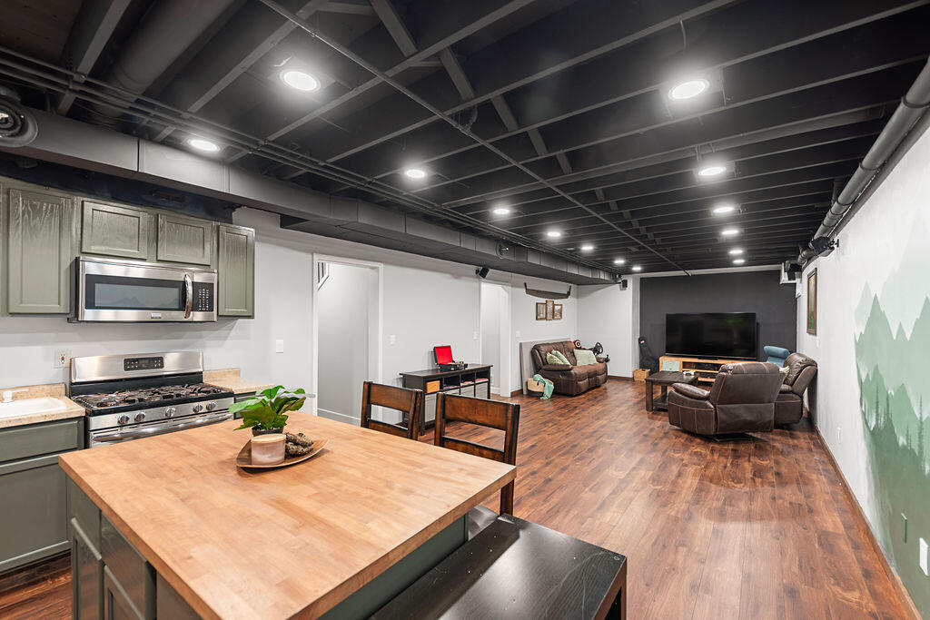 Valparaiso, Indiana, 46385, United States, 4 Bedrooms Bedrooms, ,3 BathroomsBathrooms,Residential,For Sale,1988266