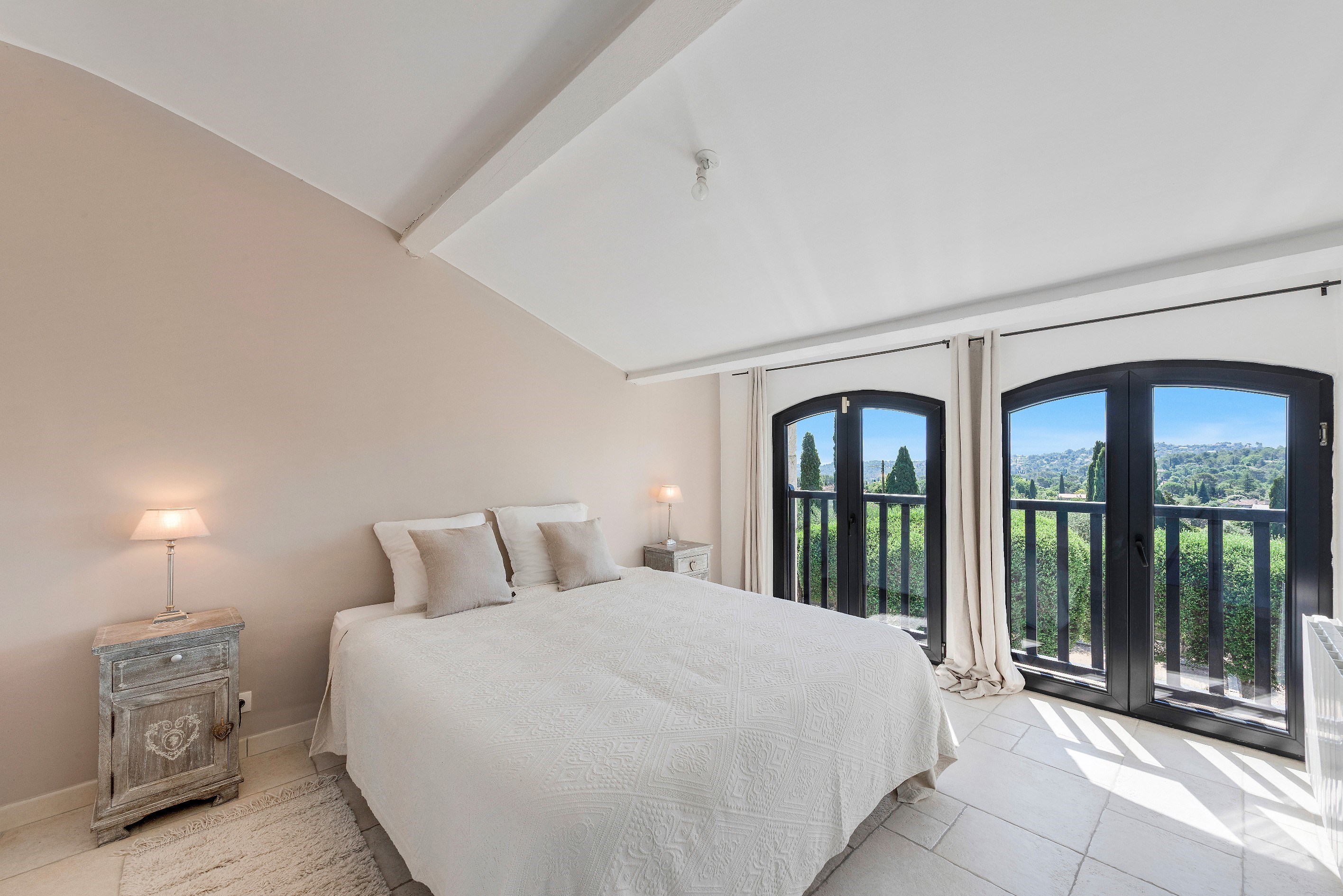  French Riviera estate combining modern architecture and historic stone charm - 物件實景