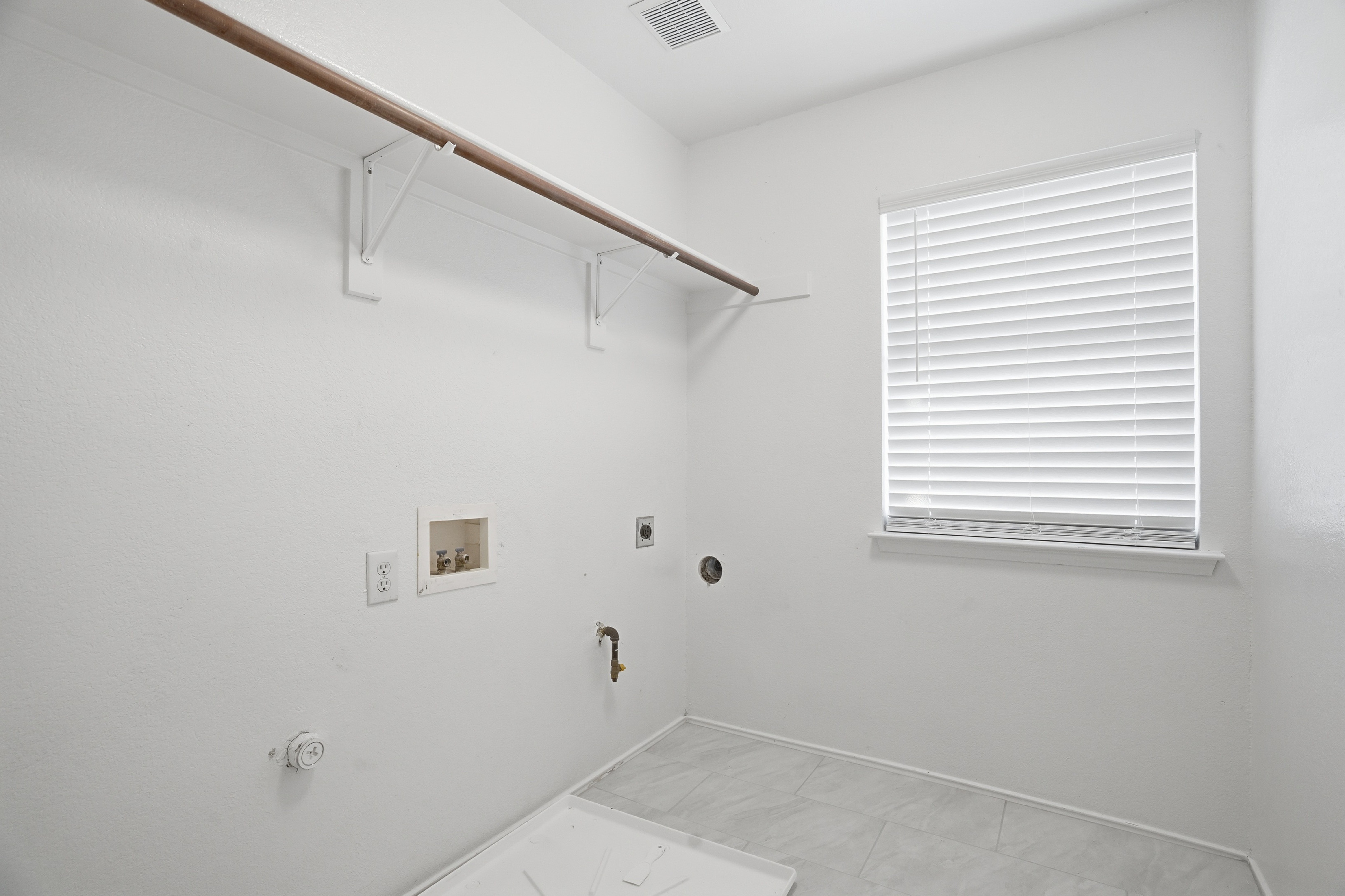  Stylish Keller Living with Bonus Room & Custom Touches - 物件實景