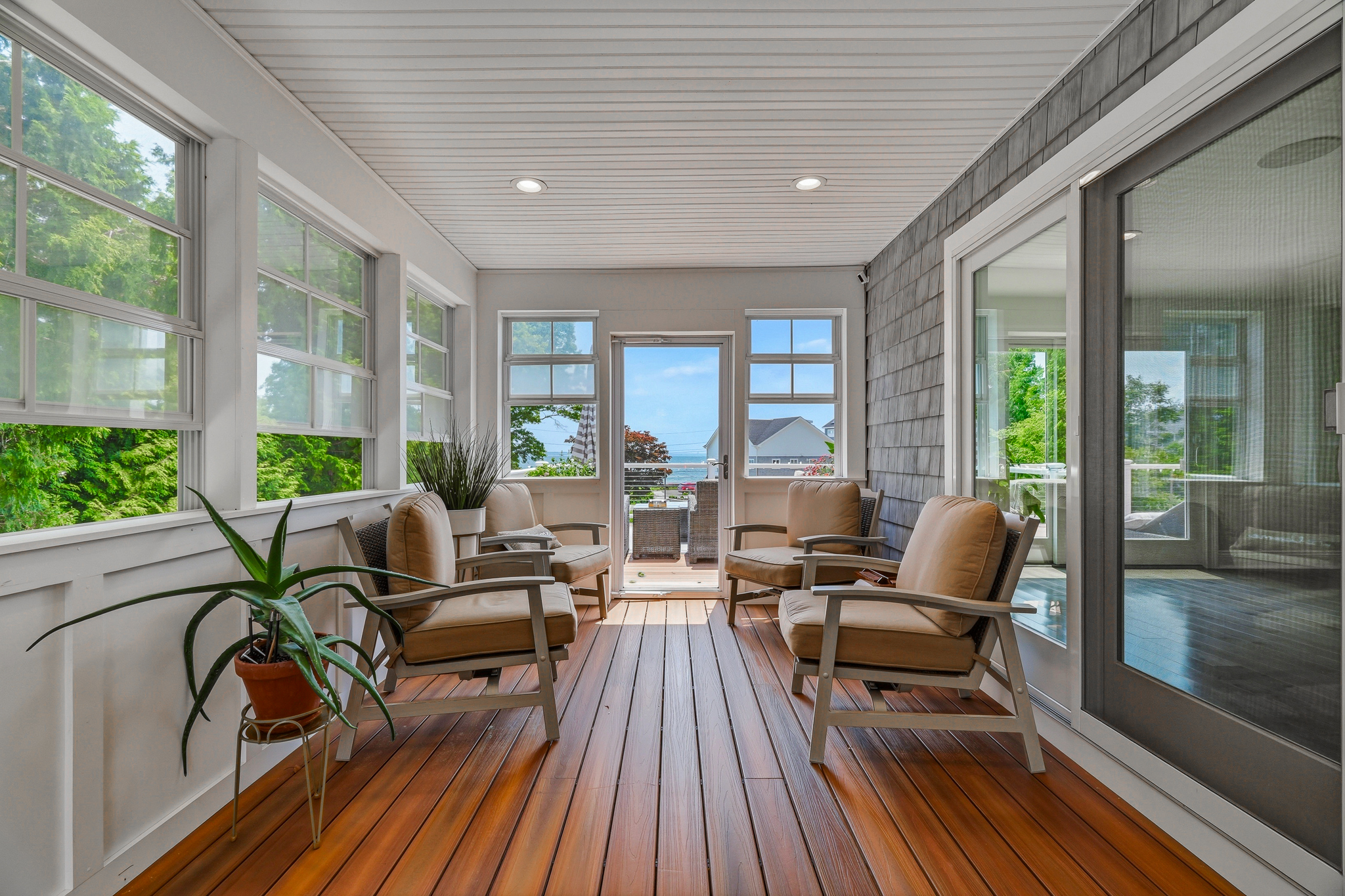 Experience sophisticated waterfront living along the shoreline. - 物件實景