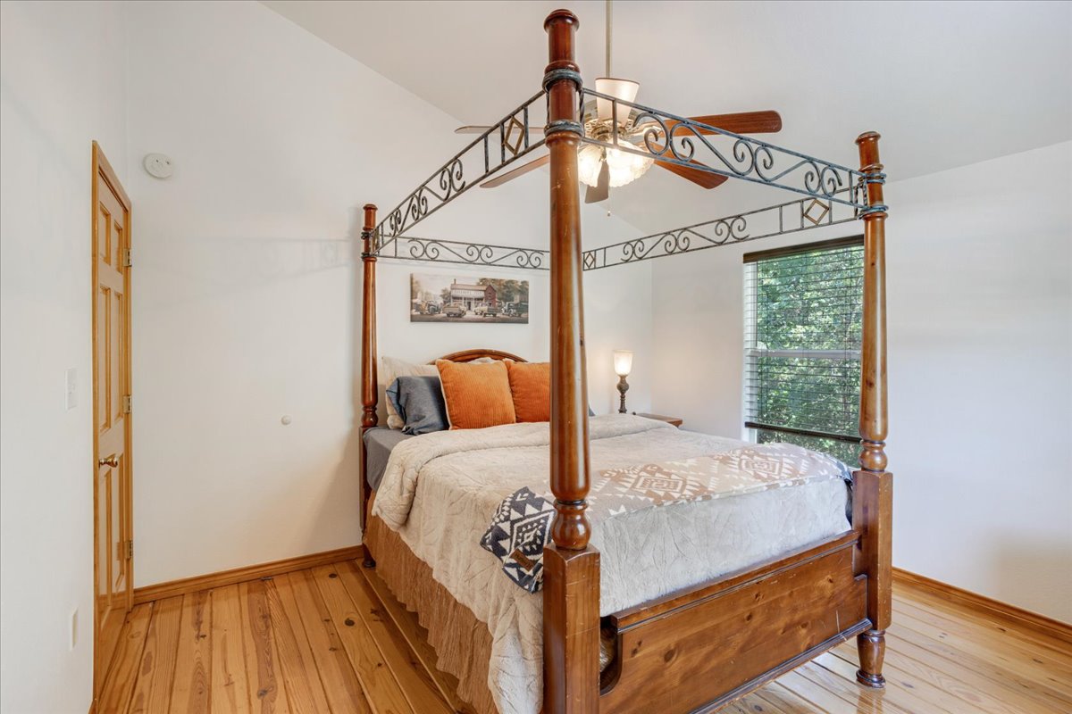 Bonham, Texas, 75418, United States, 6 Bedrooms Bedrooms, ,3 BathroomsBathrooms,Residential,For Sale,1983606