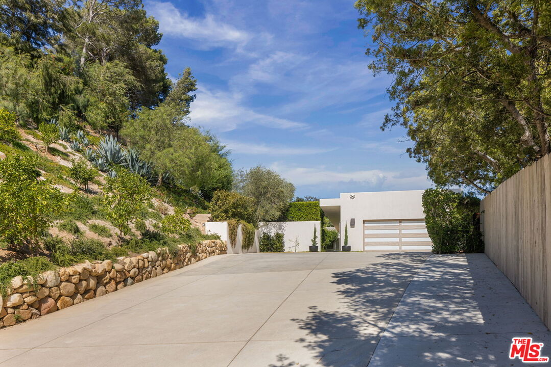 Los Angeles, California, 90049, United States, 5 Bedrooms Bedrooms, ,6 BathroomsBathrooms,Residential,For Sale,1950384