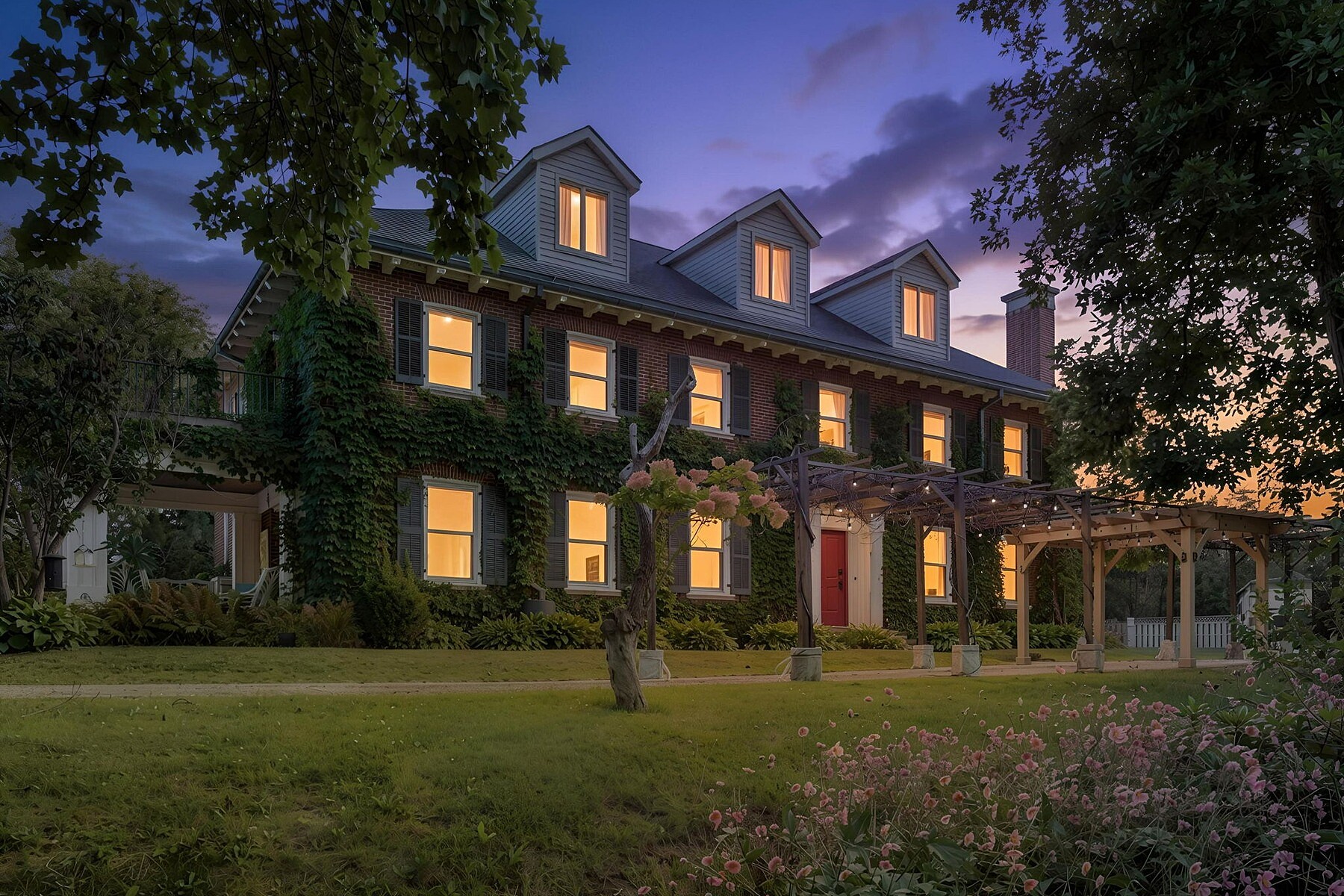  Neo-Classical Revival Home - 物件實景