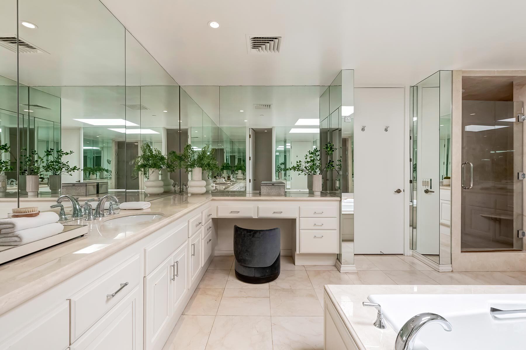  300 North Swall Drive - 物件實景