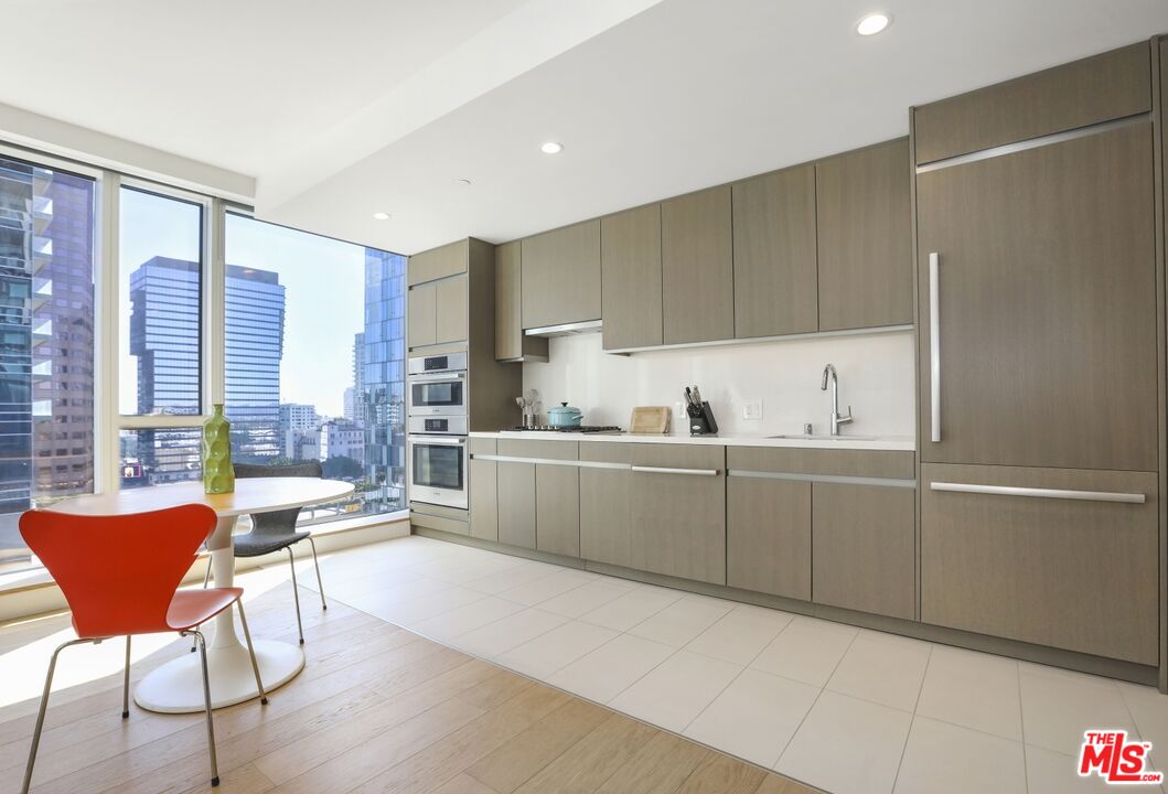 Los Angeles, California, 90017, United States, 1 Bedroom Bedrooms, ,2 BathroomsBathrooms,Residential,For Sale,1987856