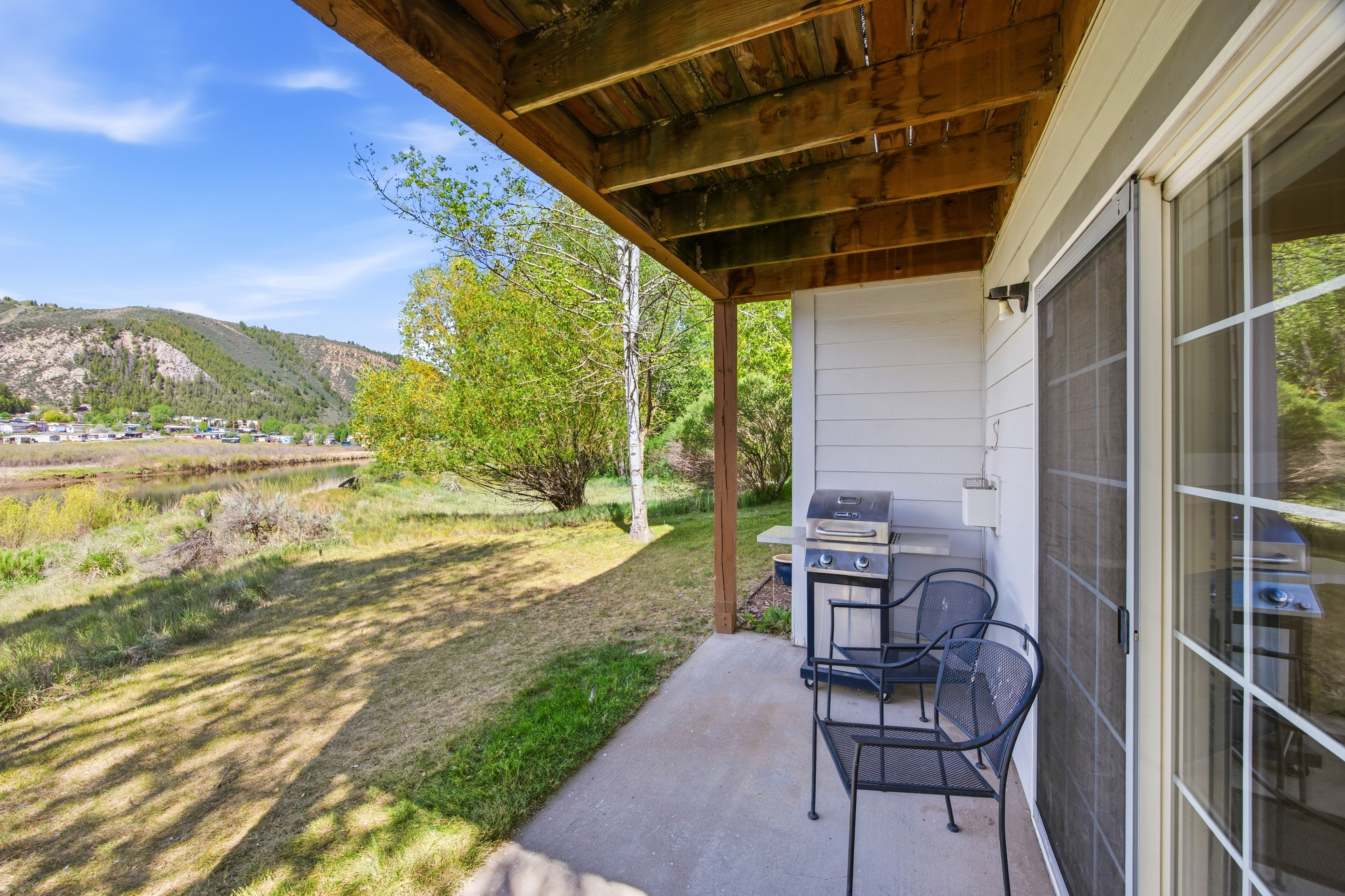 South-Facing End-Unit Residence With Beautiful River and Mountain views - 物件實景